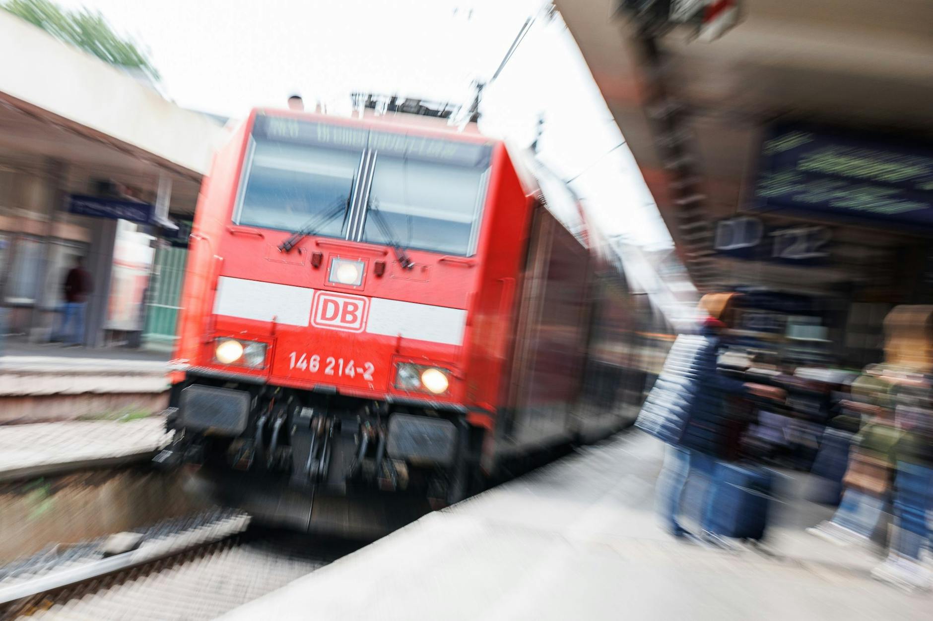 ARCHIV - Eine Regionalbahn fährt in den Hauptbahnhof von Hannover ein.