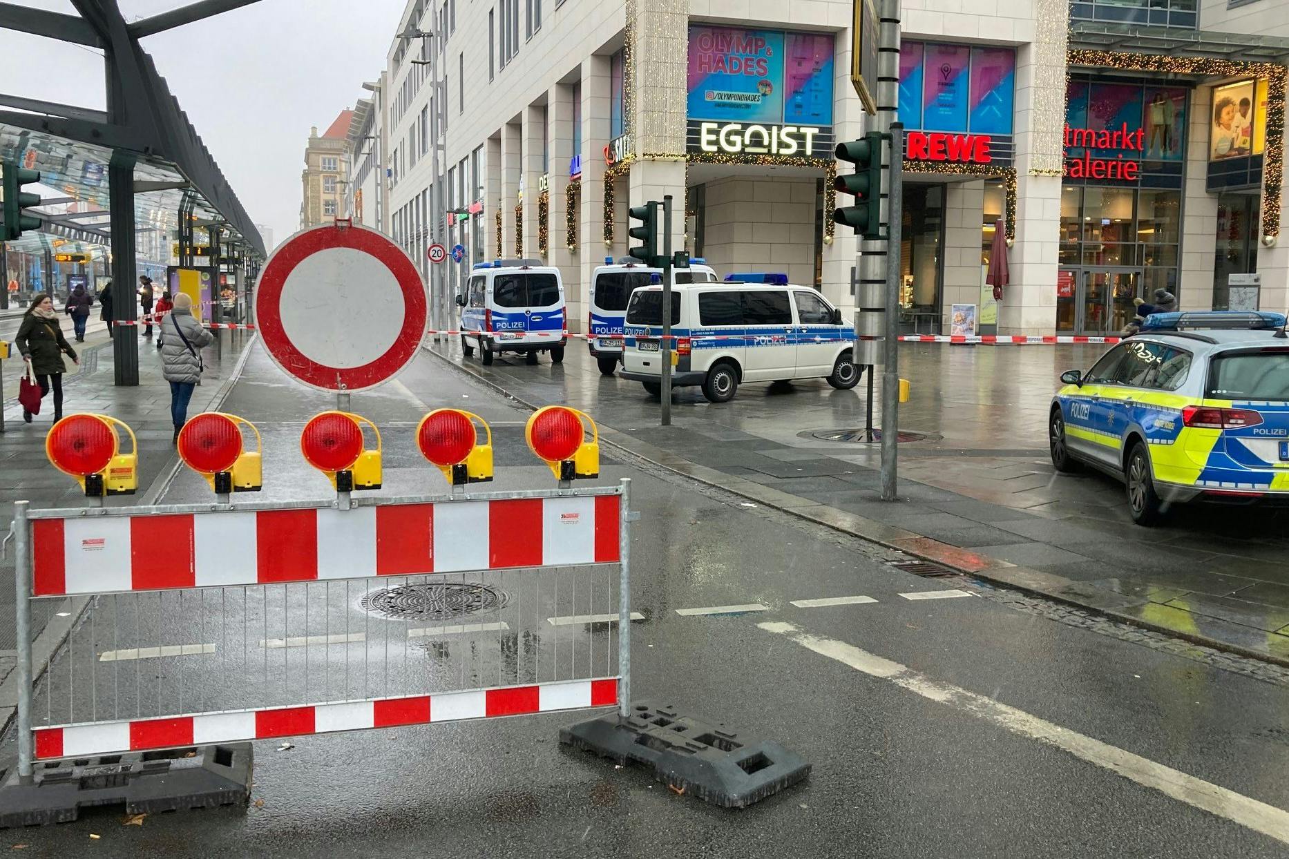 Die Polizei hat die Altmarktgalerie nach einer Geiselnahme abgesperrt.