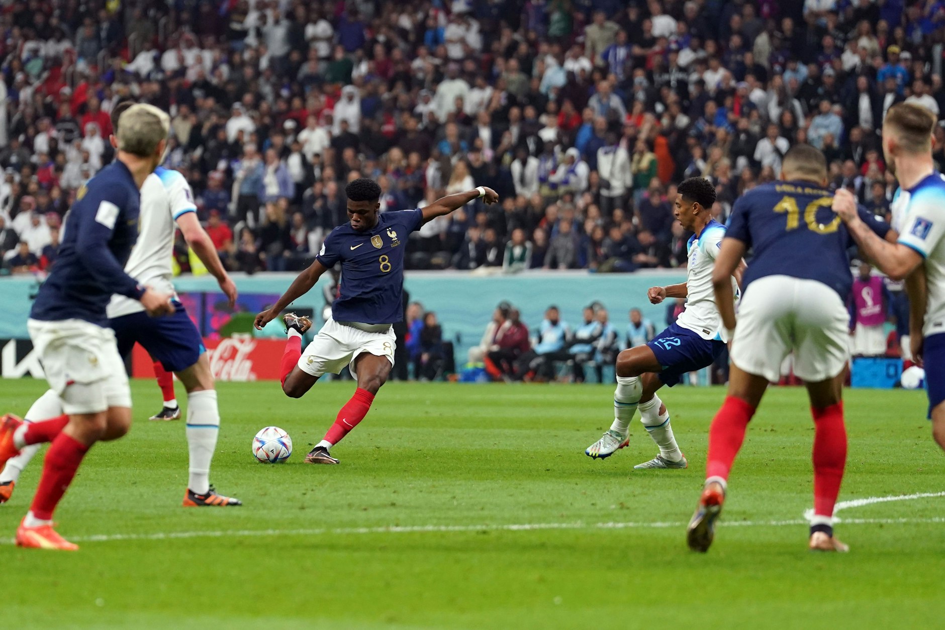 Aurelien Tchouameni (3. v. l.) zieht ab und trifft zum 1:0 für Frankreich.