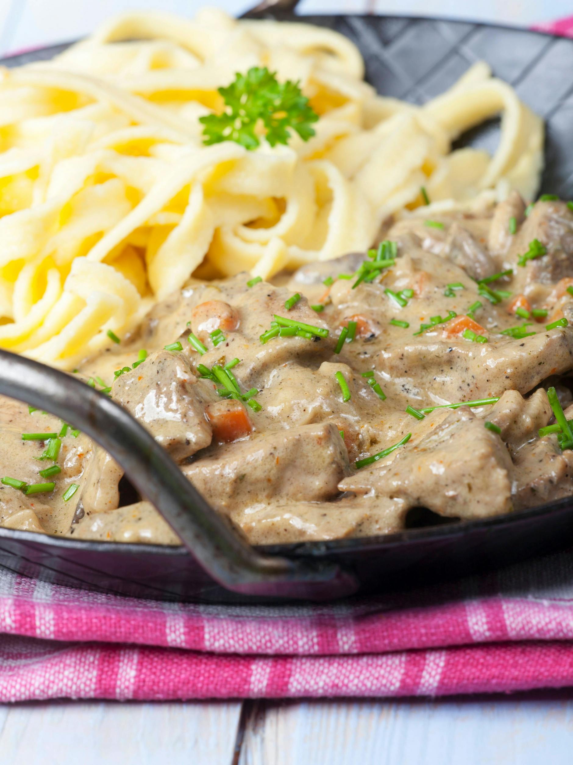 Zur Gyrospfanne passen Nudeln genauso wie Reis.