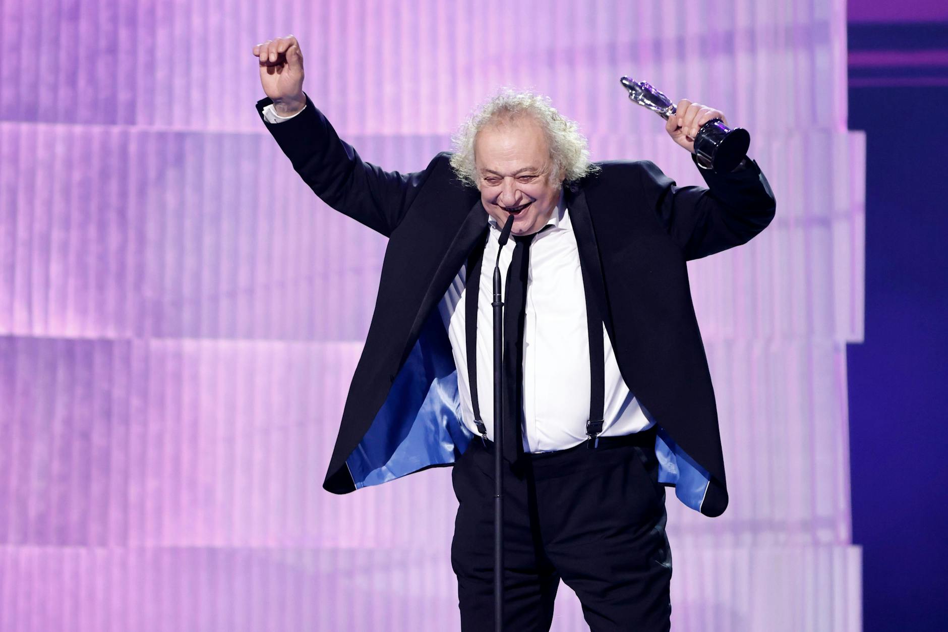 Zlatko Burić jubelt bei der Verleihung des Europäischen Filmpreises über seine Auszeichnung als bester Darsteller.