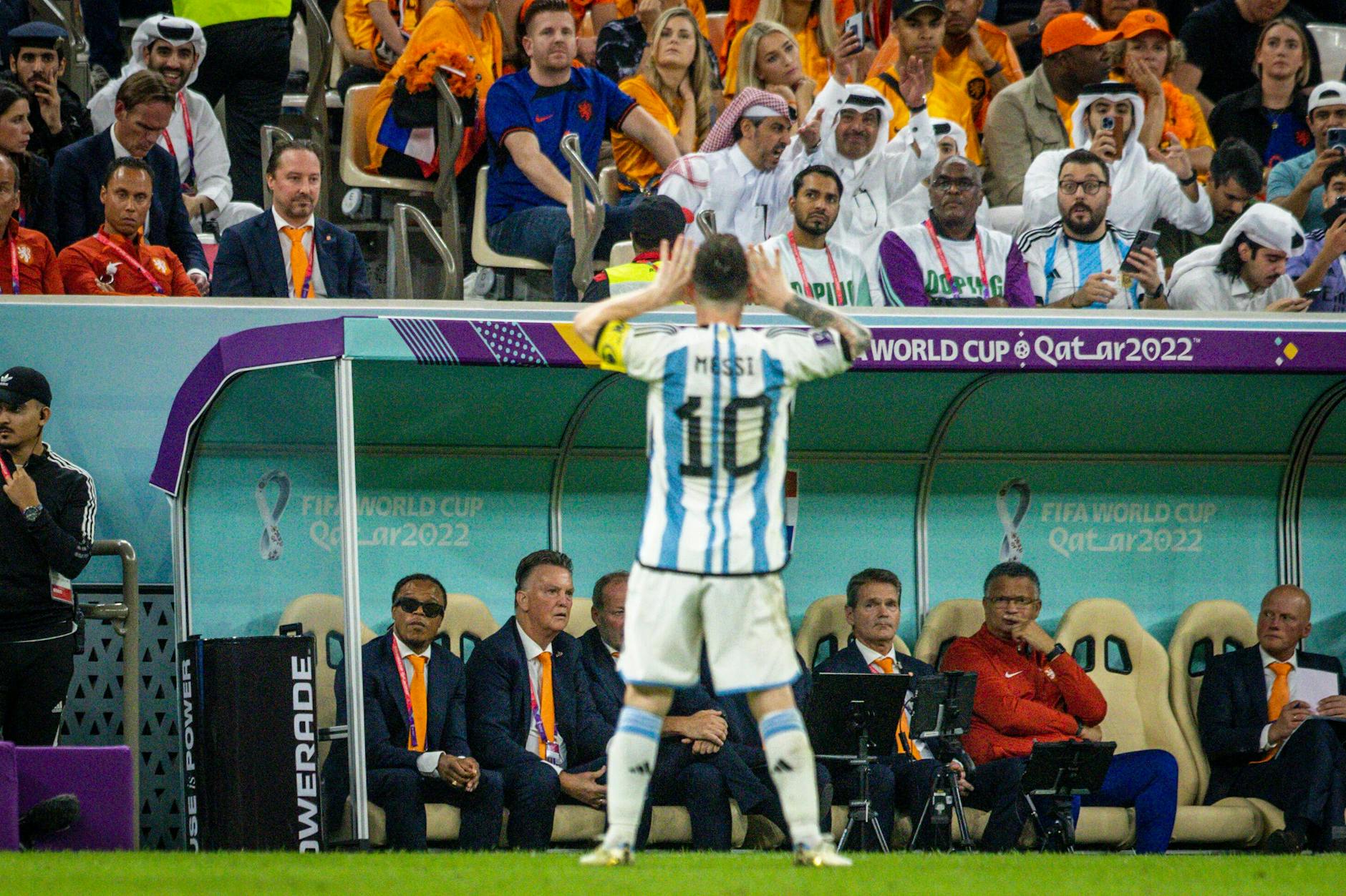 Gehässig in Richtung Louis van Gaal: Lionel Messi nach seinem Tor zum 2:0.