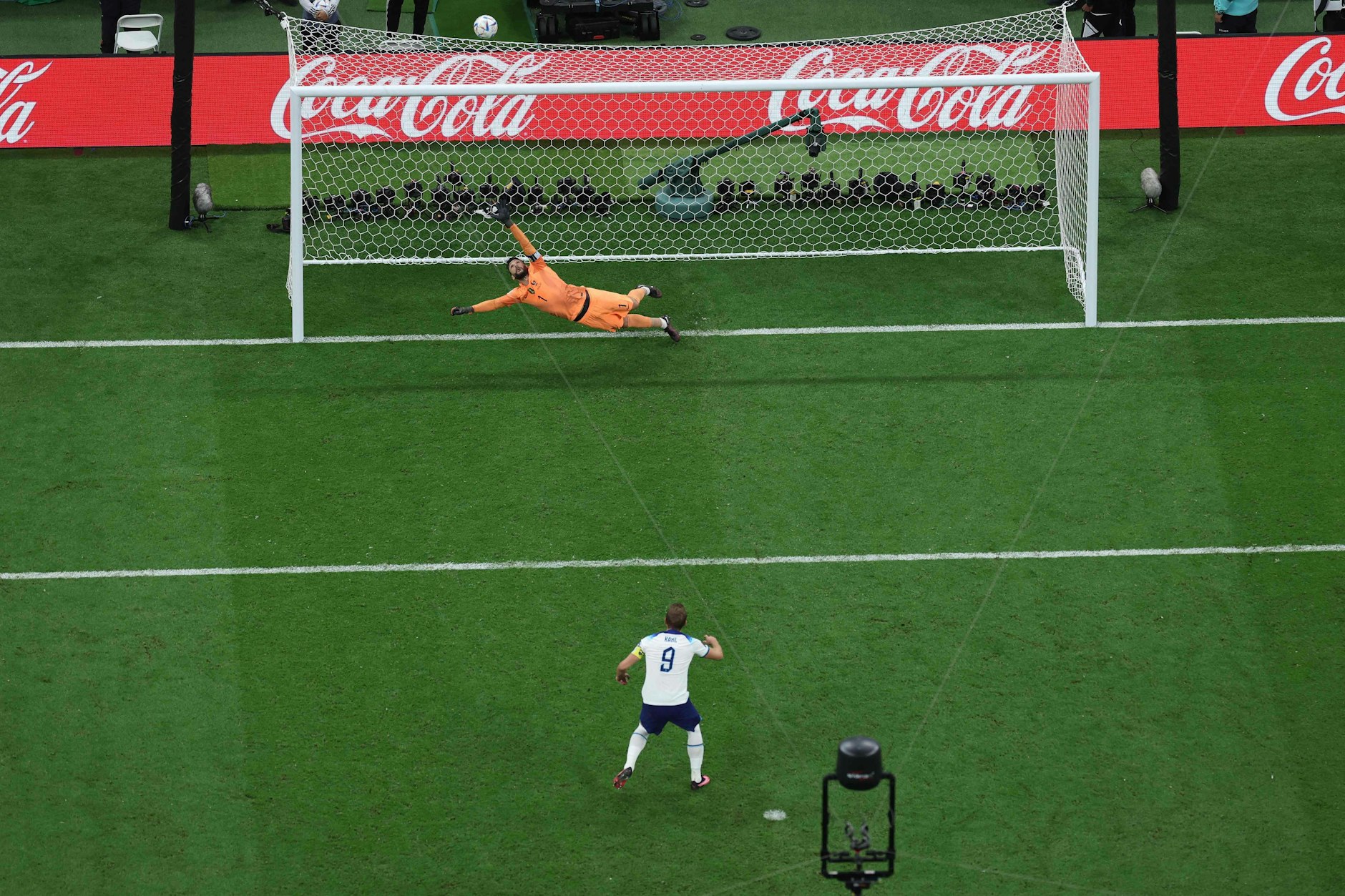 Harry Kane (r. ) setzte seinen zweiten Elfmeter zu hoch an und vergab die Top-Chance auf den 2:2-Ausgleich.