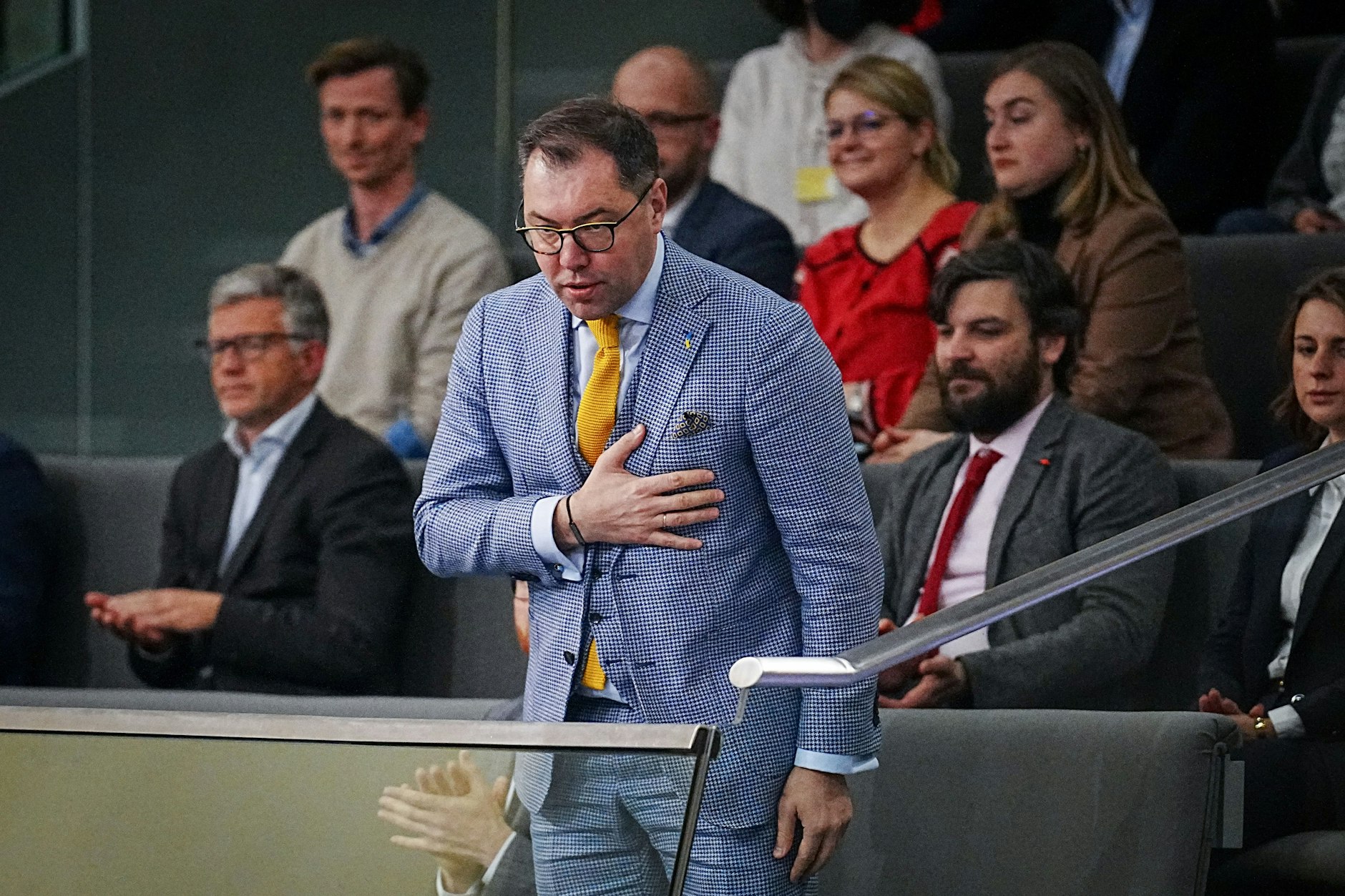 30.11.2022, Berlin: Der ehemalige ukrainische Botschafter Andrij Melnyk (l.) und sein Nachfolger Oleksii Makeiev (vorne) nehmen an der Sitzung des Bundestags auf der Tribüne teil. Thema ist der Holodomor in der Ukraine.