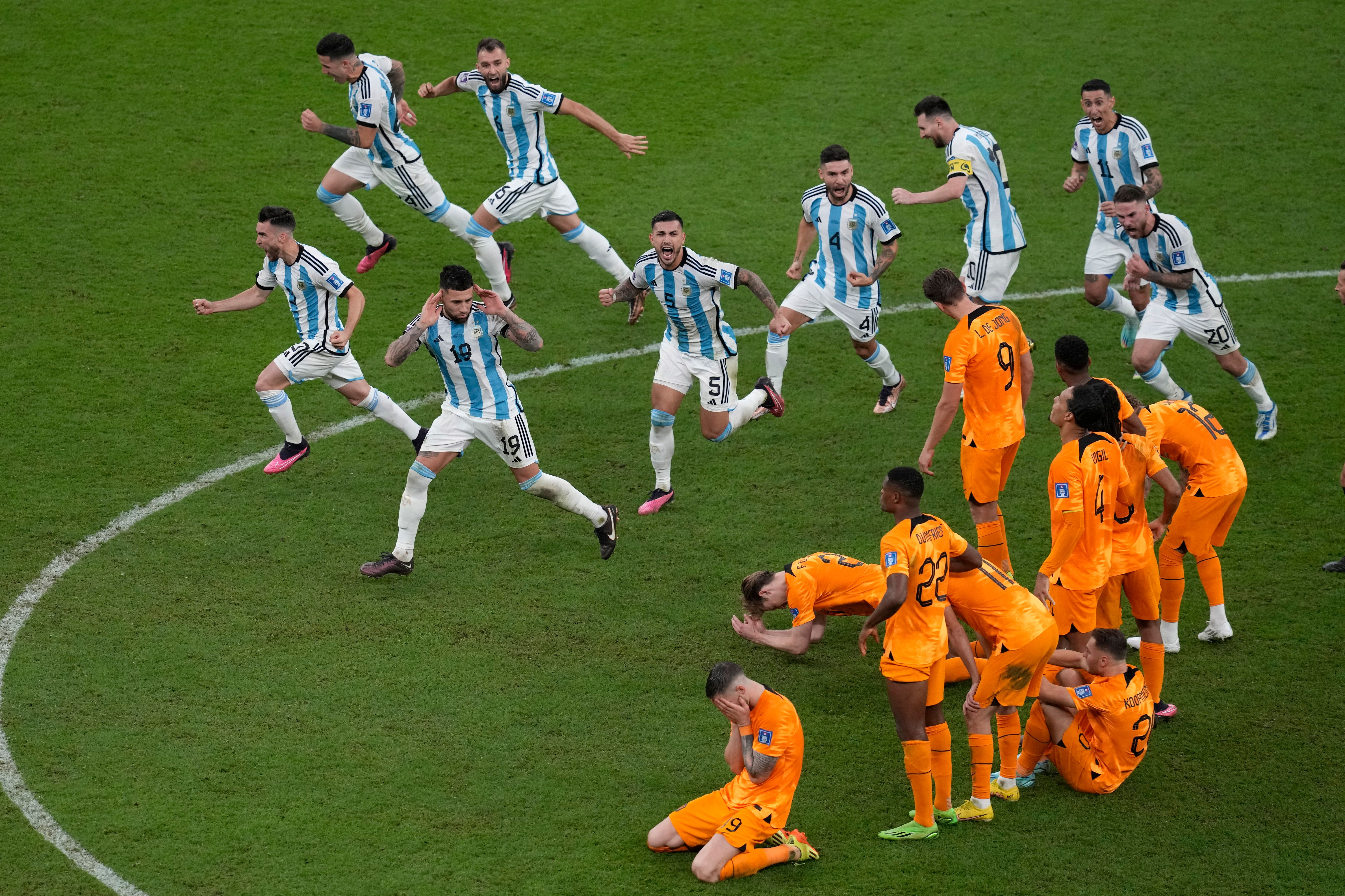 Image - Das unsportlichste Foto des Jahres: Argentinien verhöhnt die Verlierer – Messi-Eklat nach dem Spiel!