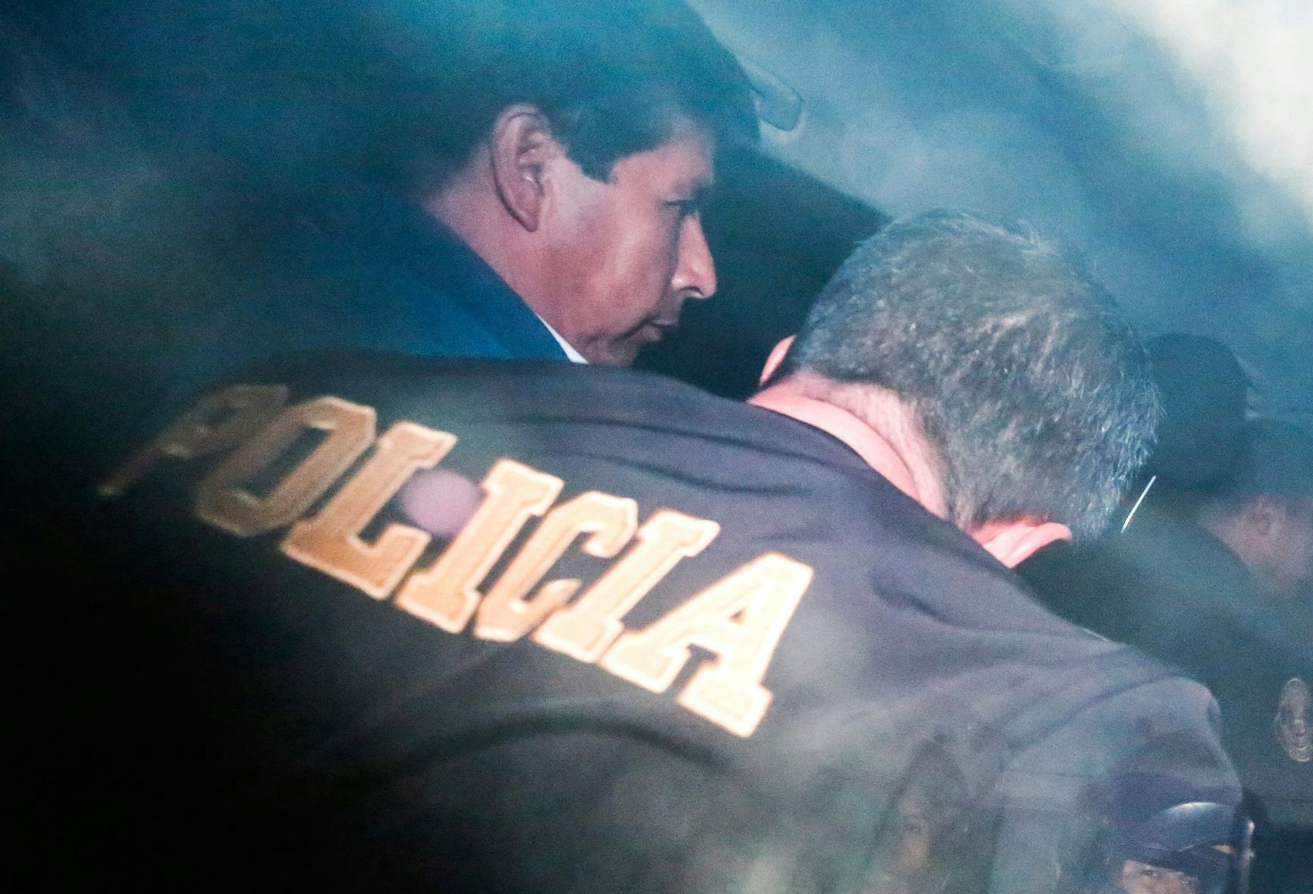 Perus gestürzter Präsident Pedro Castillo wird auf das Polizeirevier in Lima eskortiert.