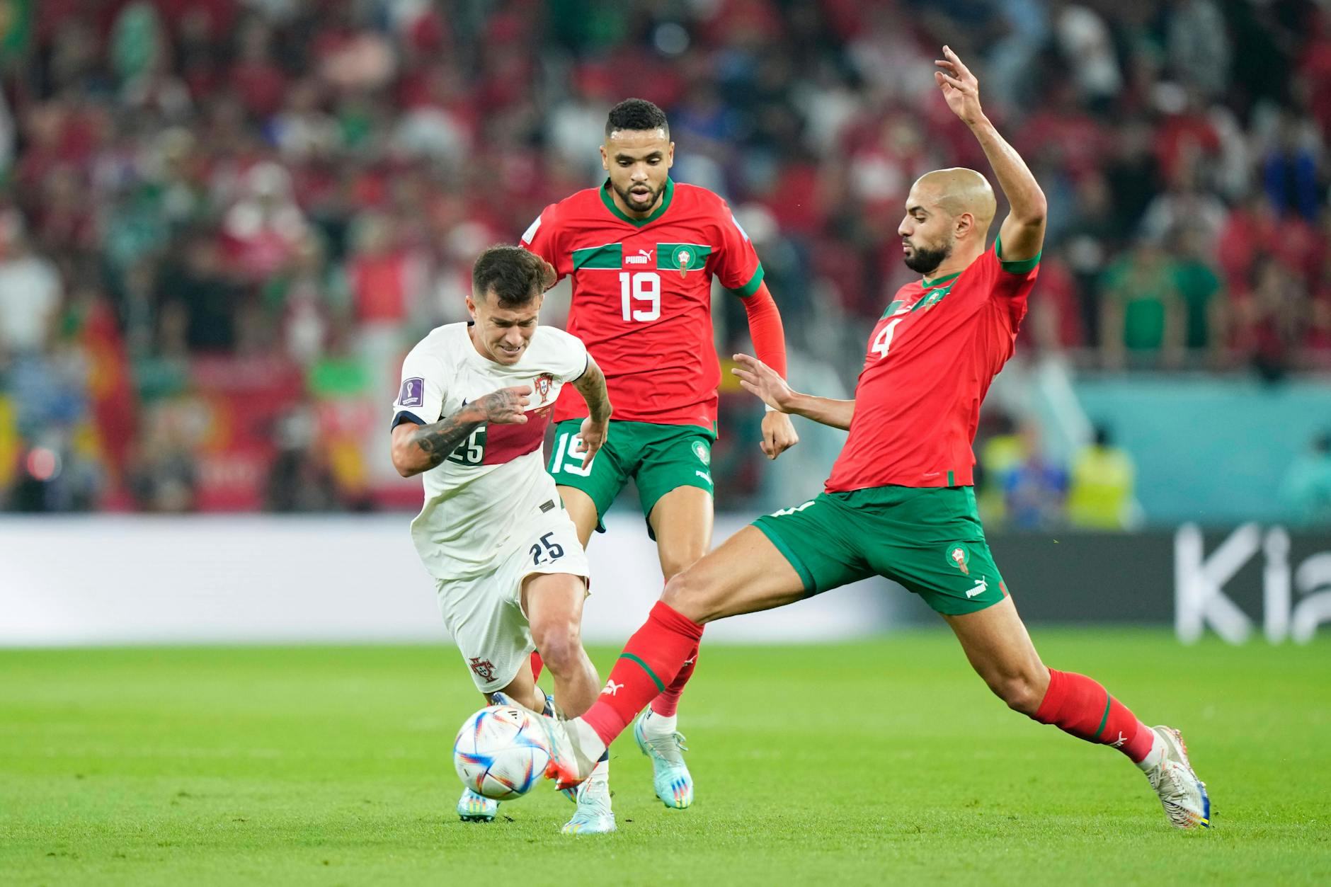 Sofyan Amrabat (r.) und Youssef En-Nesyri (M.) machten Portugal um Otavio das Leben richtig schwer.
