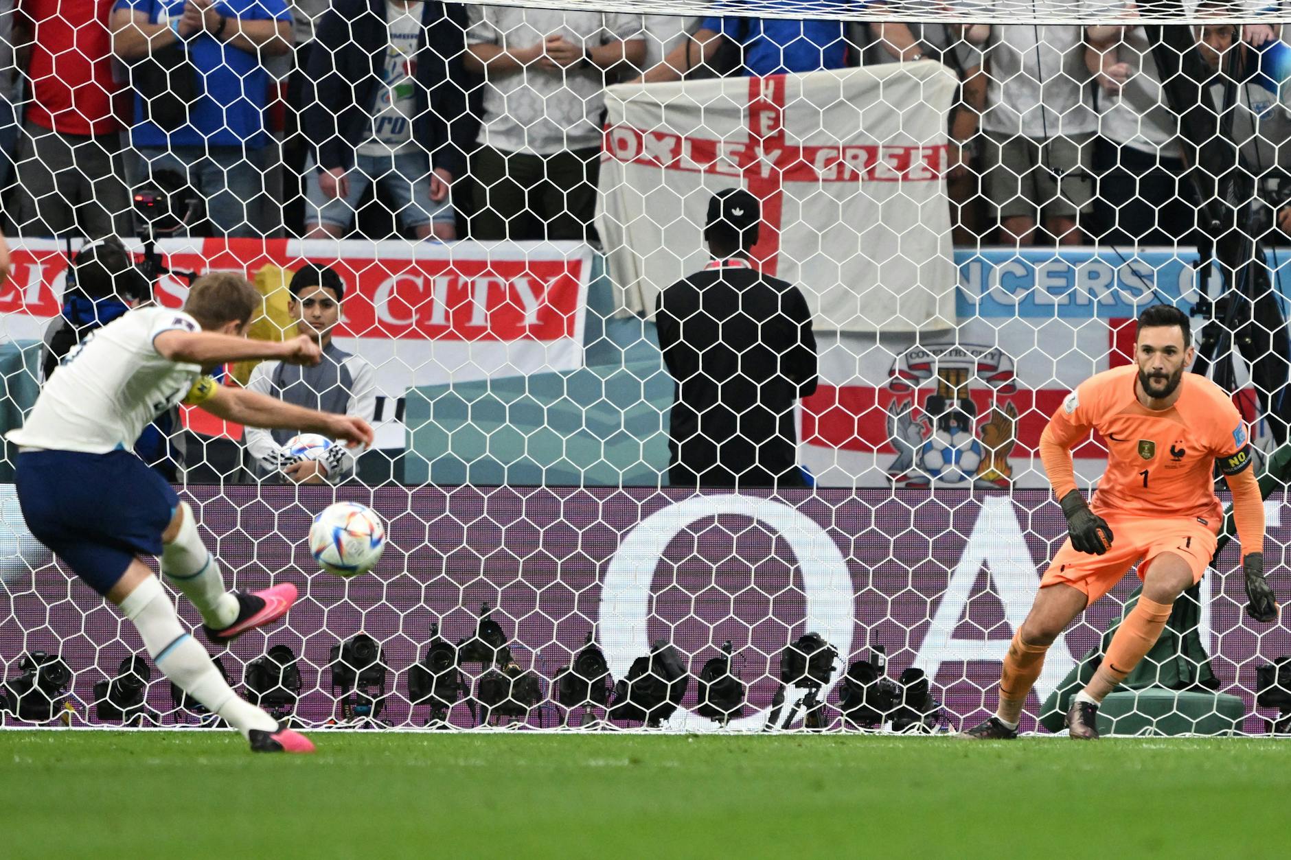 Zwei Spieler der Tottenham Hotspur im Duell: Harry Kane (l.) verlädt Hugo Lloris und schießt zum 1:1 für England ein.