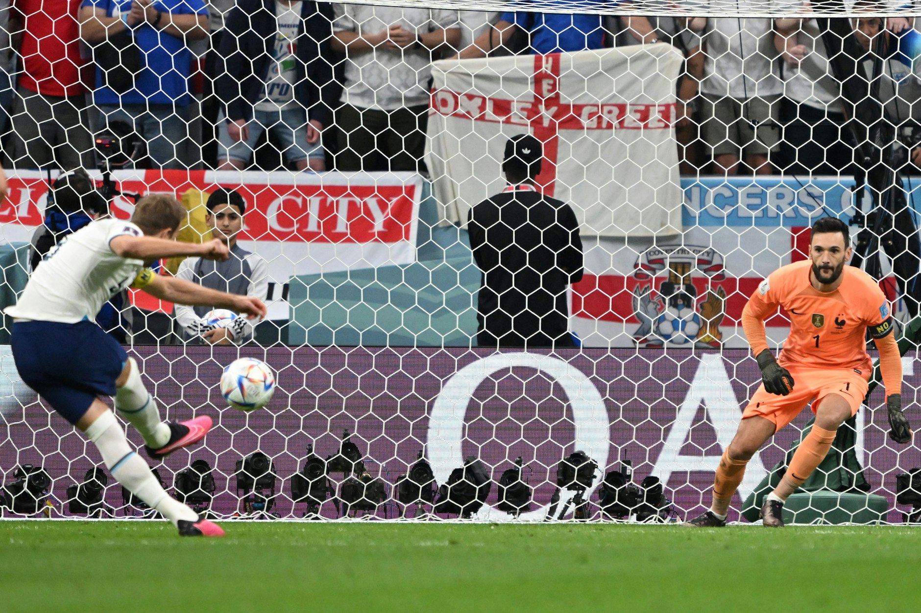 Zwei Spieler der Tottenham Hotspur im Duell: Harry Kane (l.) verlädt Hugo Lloris und schießt zum 1:1 für England ein.