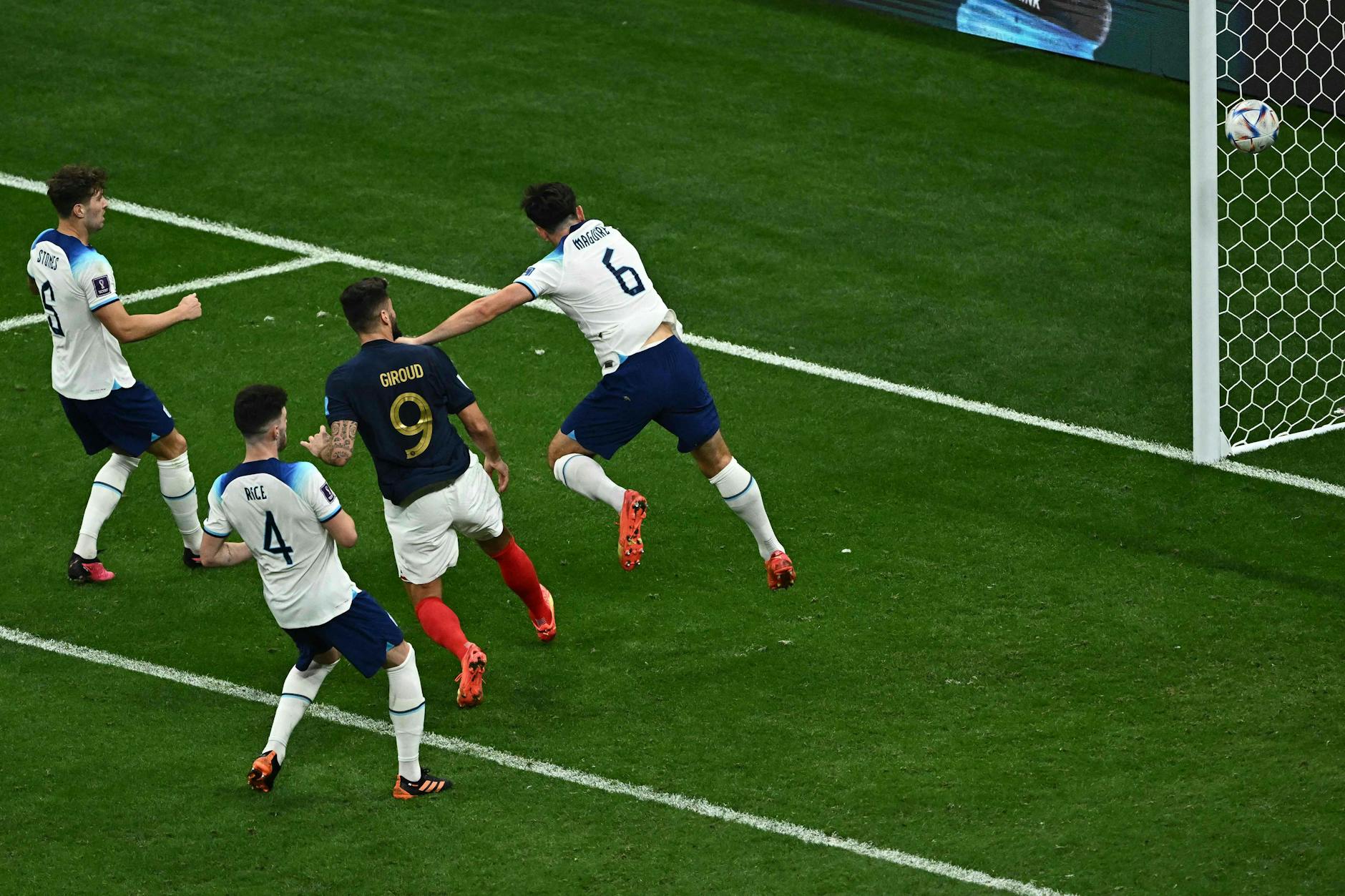 Olivier Giroud (2. v. r.) köpft zum entscheidenden 2:1 für Frankreich ein, Harry Maguire (r.) fälscht den Ball noch ab.