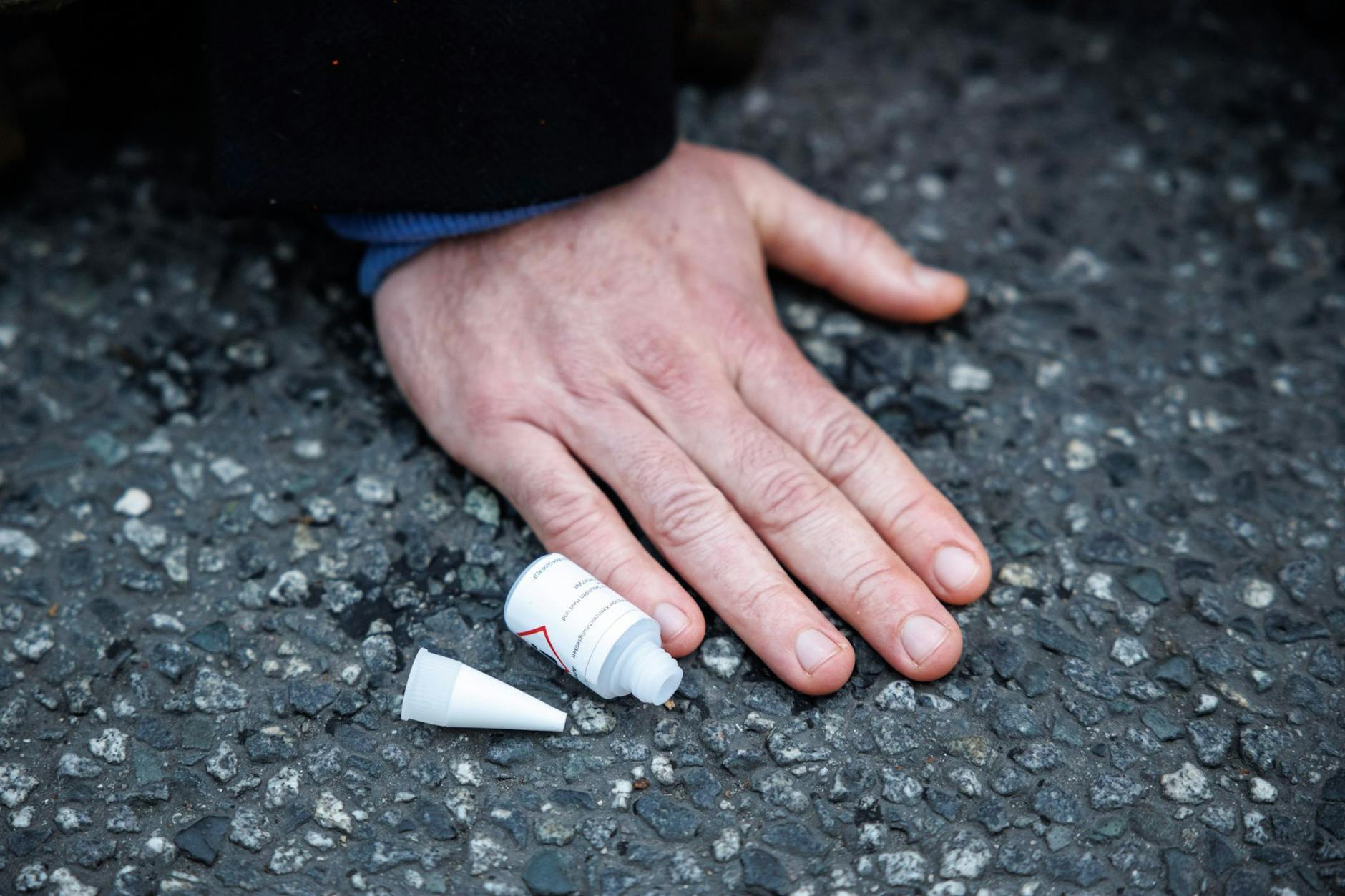 Ein Klimaaktivist hat sich am Stachus mit seiner Hand auf die Straße geklebt.
