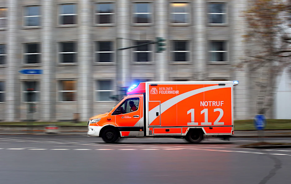 Die Berliner Feuerwehr unterwegs zu einem Einsatz. In Fennpfuhl wurde am Donnerstag ein 9-jähriges Mädchen angefahren.&nbsp;