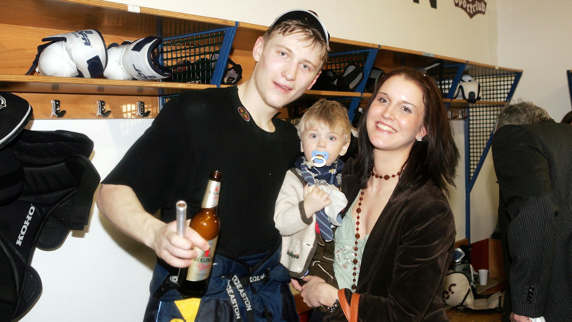 Klar doch, auch bei den ersten Feiern nach dem Titelgewinn 2005/06 sind Corinna und Sohn Eric bei Frank Hördler.