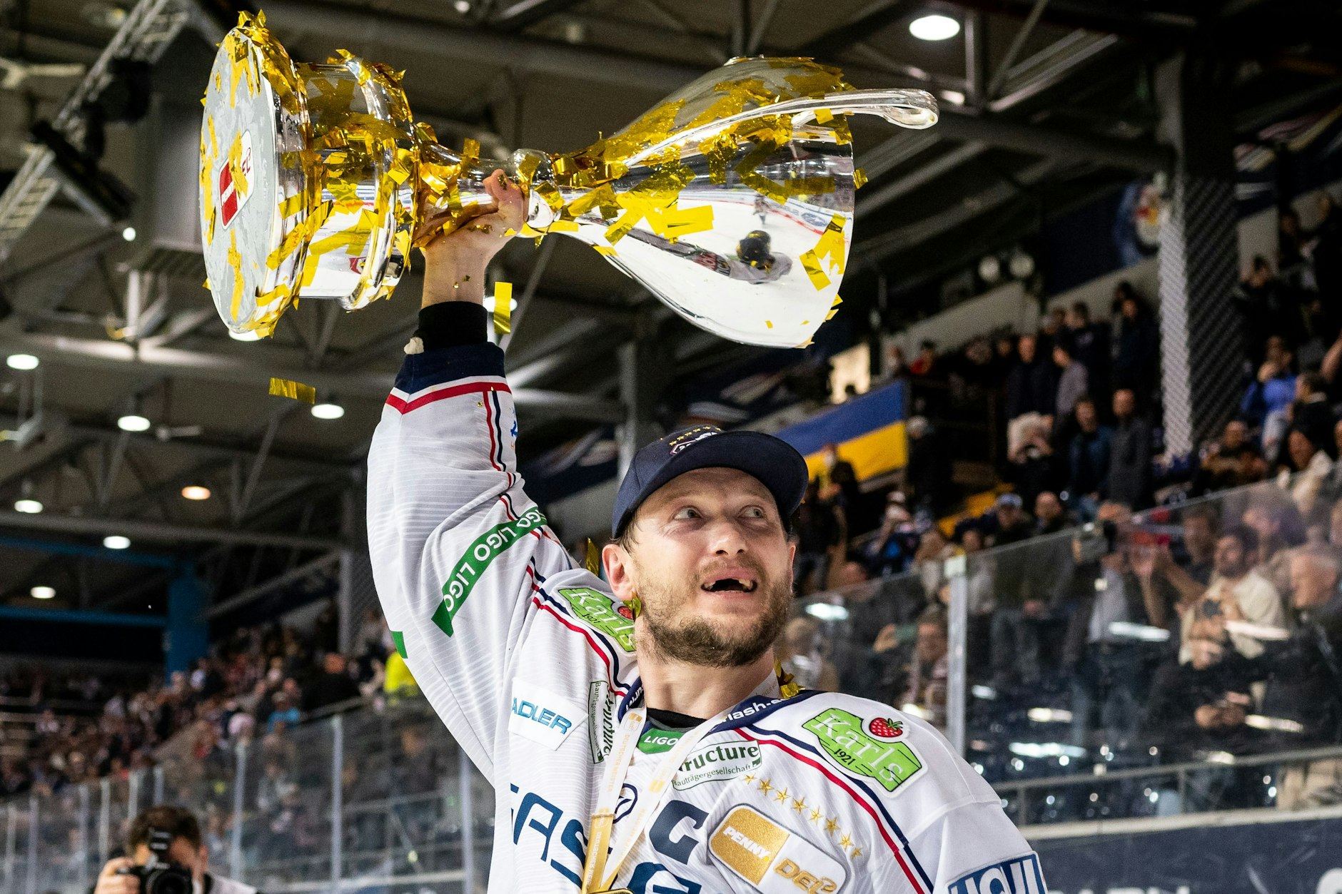 Am 4. Mai 2022 stemmt Eisbären-Kapitän Frank Hördler in München den Meisterpokal in die Höhe. Es ist sein neunter Titel. Einmalig!
