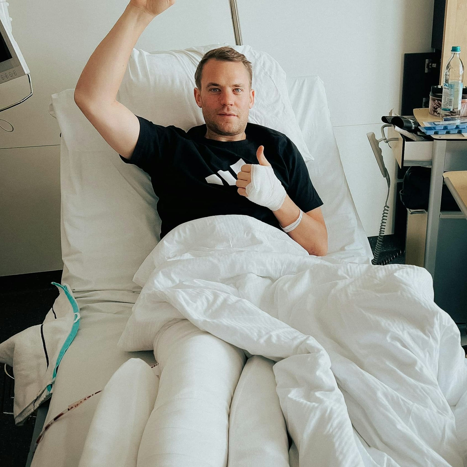 Manuel Neuer hat sich beim Skifahren schwer verletzt, meldet sich jetzt aus dem Krankenhaus.