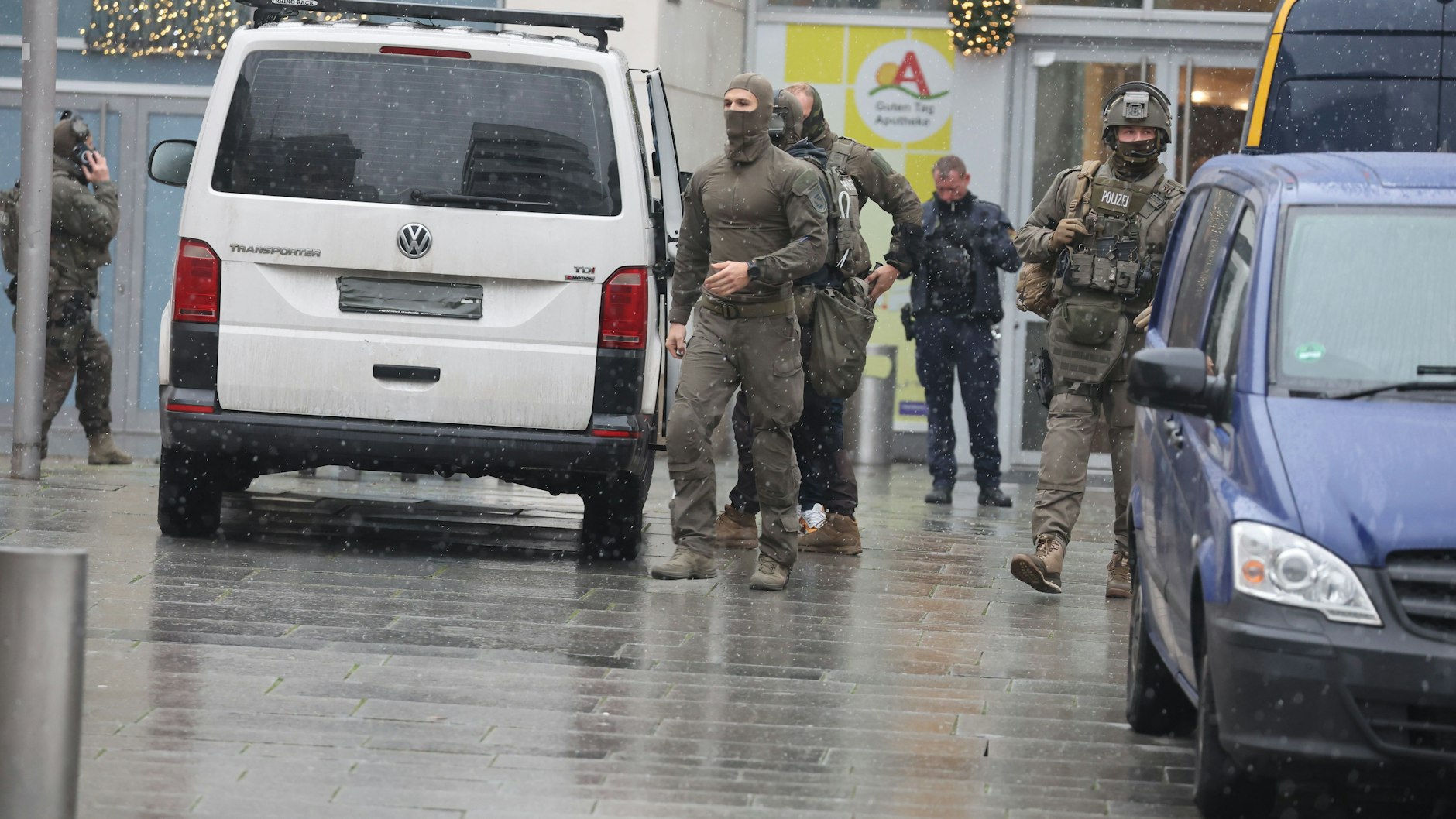 Polizisten vor der Altmarktgalerie.