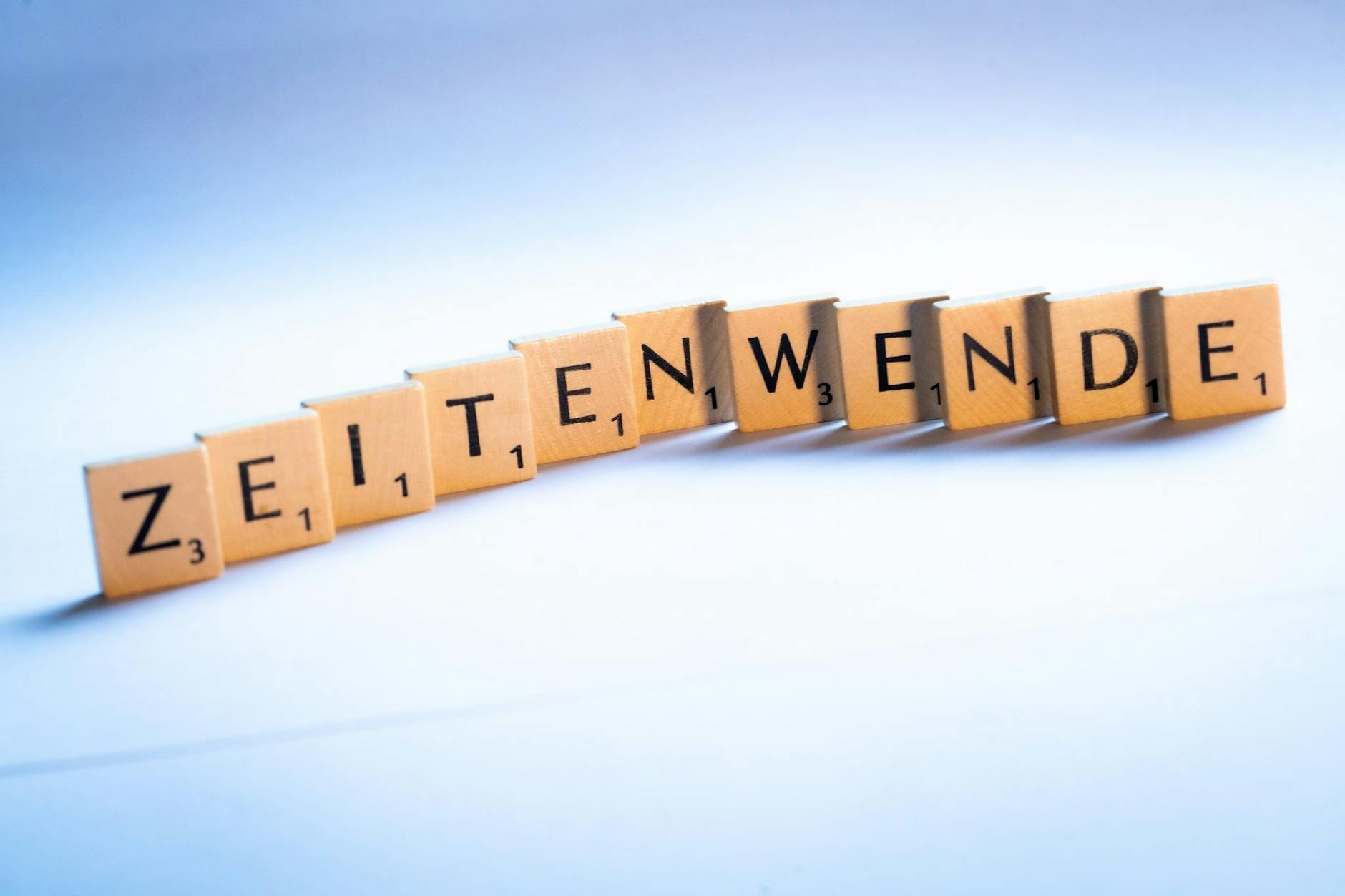 ILLUSTRATION - Die großen Krisen schlagen sich auch in der Wahl zum «Wort des Jahres» nieder.