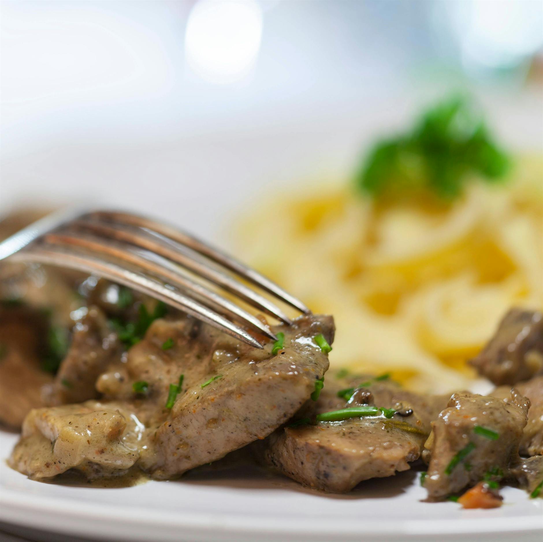 Griechische Gyrospfanne mit Schmandsoße. Dieses Rezept ist so lecker wie ein kleiner Griechenland-Urlaub!