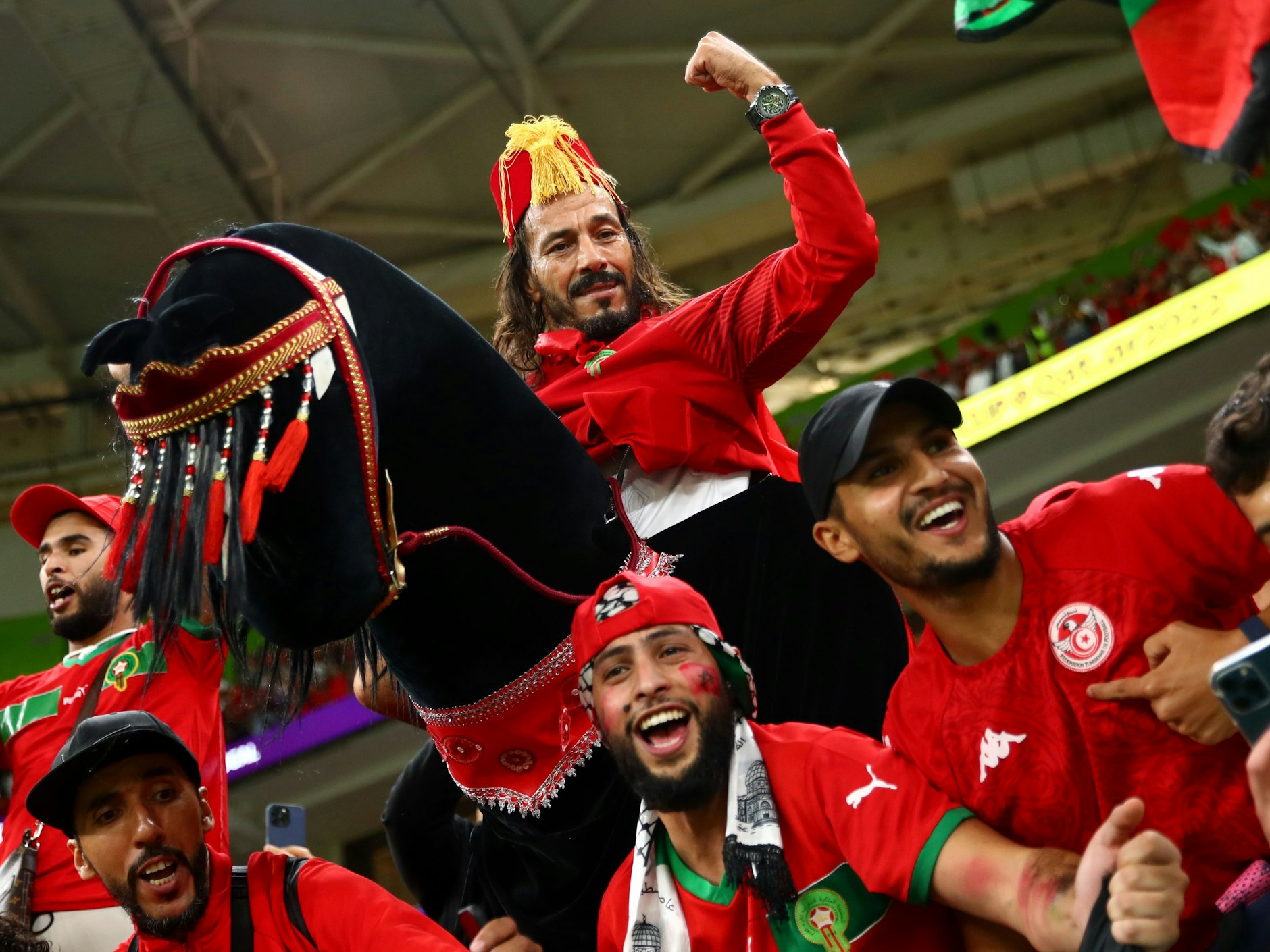 Jubelnde Marokko-Fans nach dem Sieg gegen Portugal: Einer ist zu (Plüsch-)Pferd gekommen.