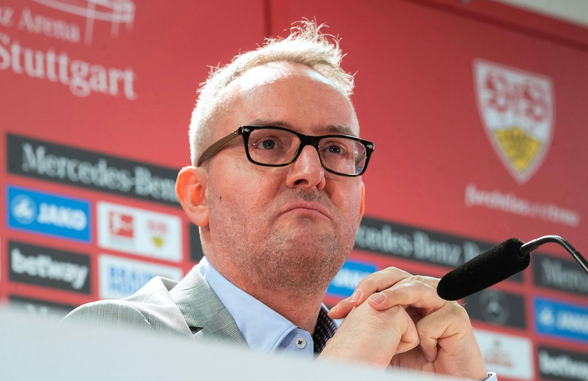 ARCHIV - Alexander Wehrle, Vorstandsvorsitzender des VfB Stuttgart, nimmt an einer Pressekonferenz teil.