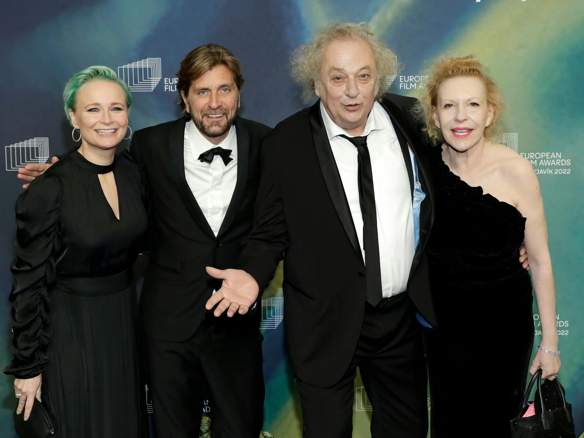 Die Schauspielerin Vicki Berlin, der schwedische Regisseur und Drehbuchautor Ruben Östlund sowie die Schauspieler Zlatko Burić und Sunnyi Melles (v. l.) konnten sich über die vierfache Auszeichnung von Triangle of Sadness beim Europäischen Filmpreis freuen.