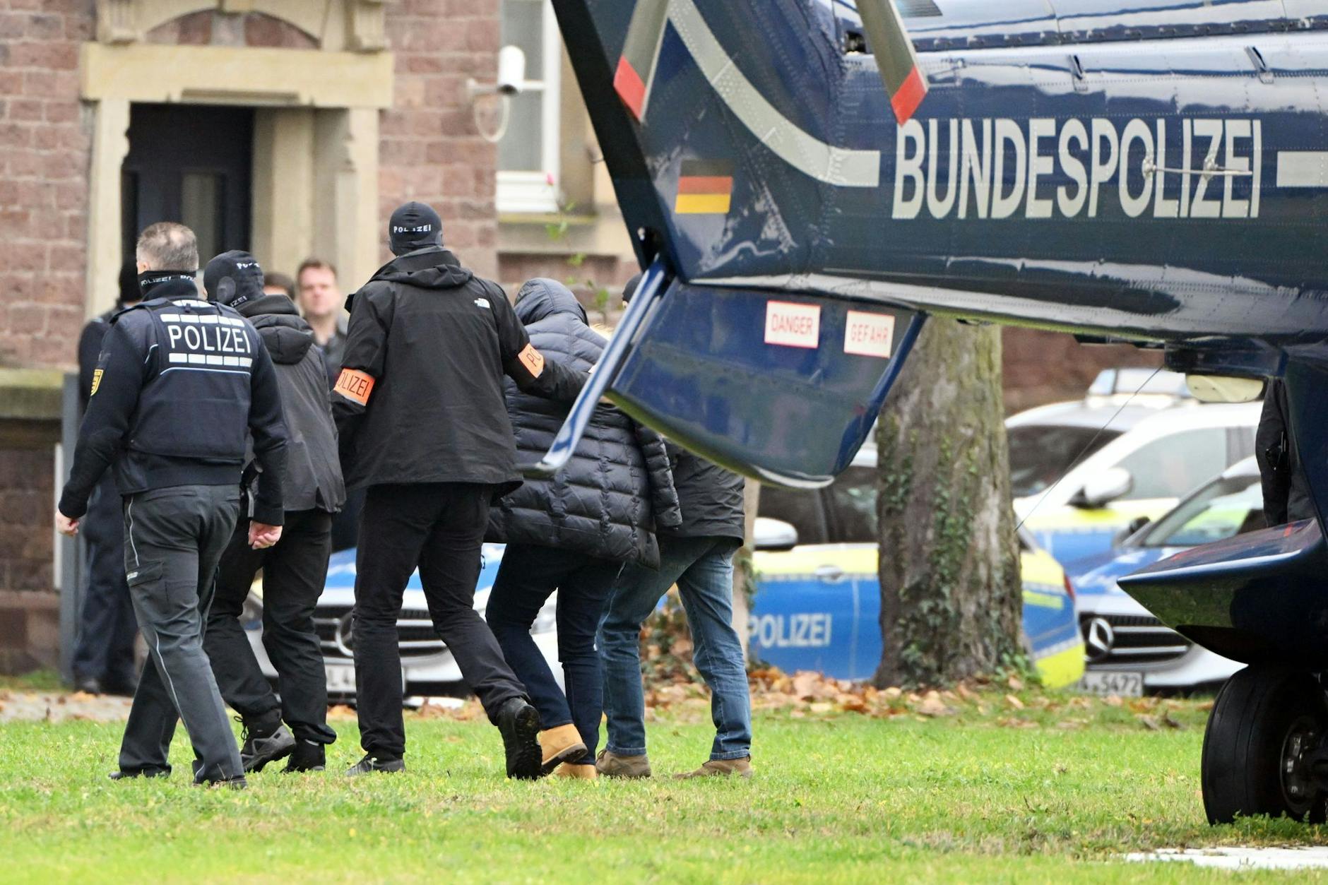 Bundespolizisten haben eine Person aus der Reichsbürgerszene festgenommen. 