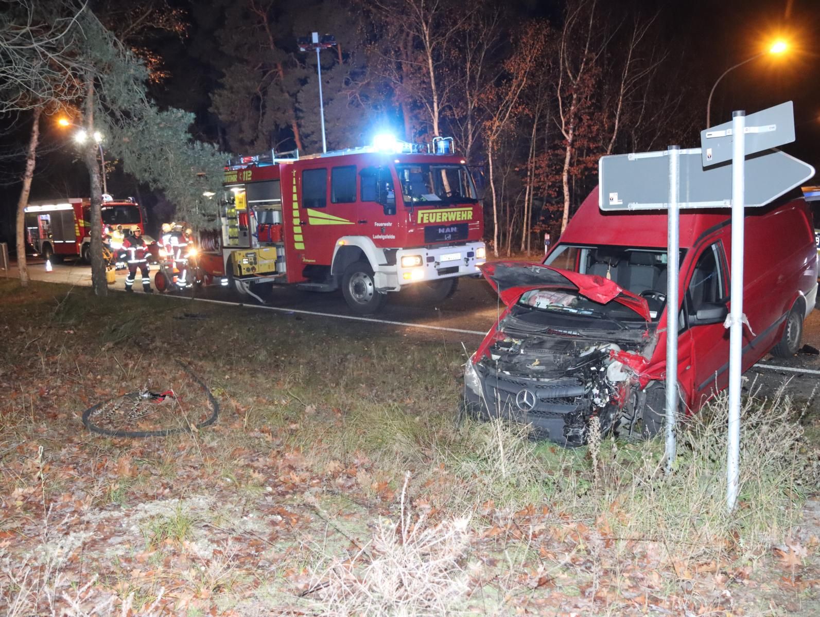 Schwerer Unfall In Ludwigsfelde: Berliner Offenbar Im Auto Eingeklemmt