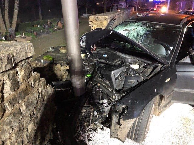 Trümmerfeld in Bitburg: 2-Promille-Fahrer rast in Friedhof – Gräber zerstört