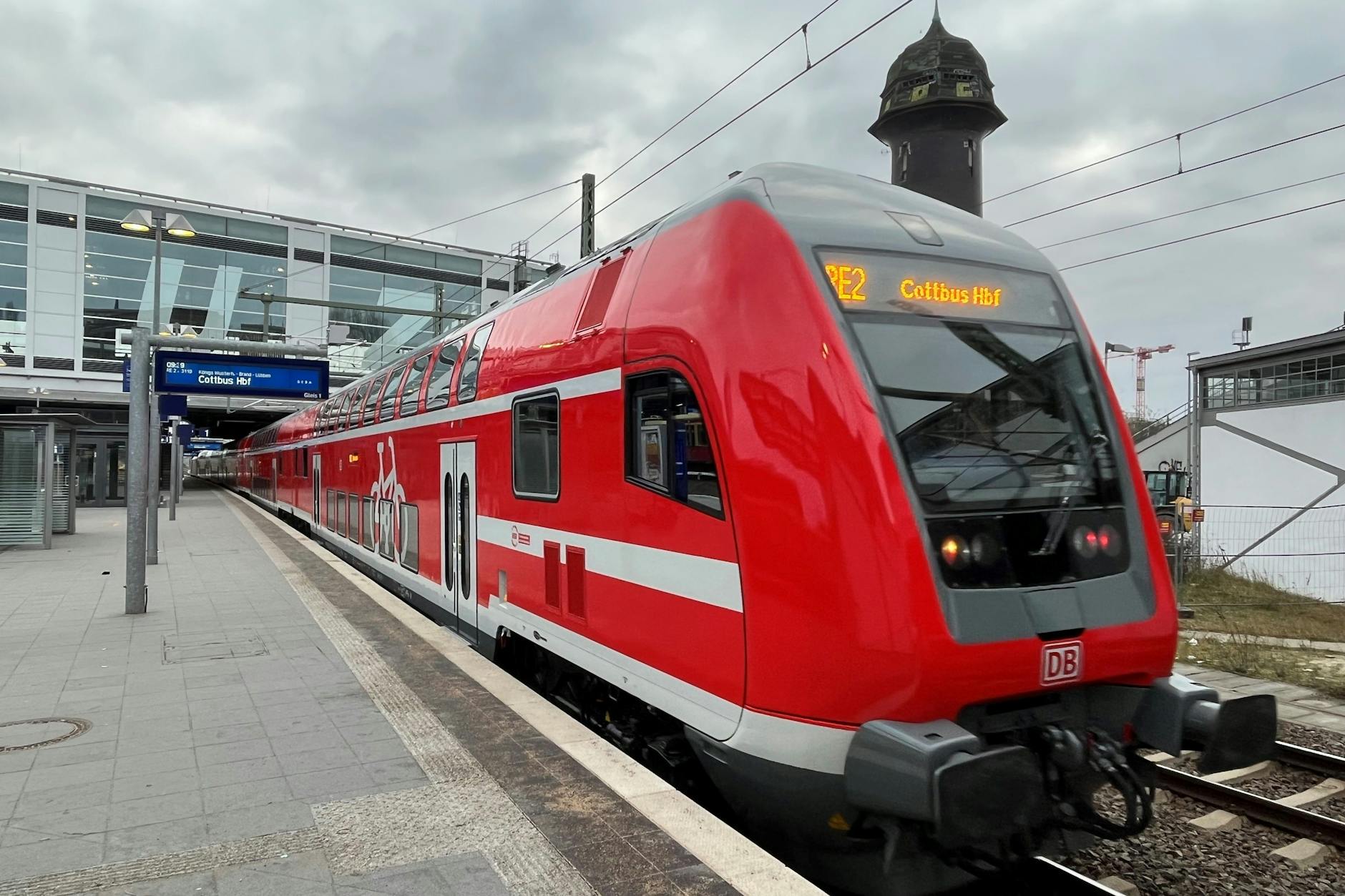 Ein Doppelstockzug der Deutschen Bahn nach Cottbus hält am Gleis 1 des Bahnhofs Ostkreuz. DB Regio hat die Linie RE2 zum 11. Dezember von der Ostdeutschen Eisenbahn (Odeg) übernommen.