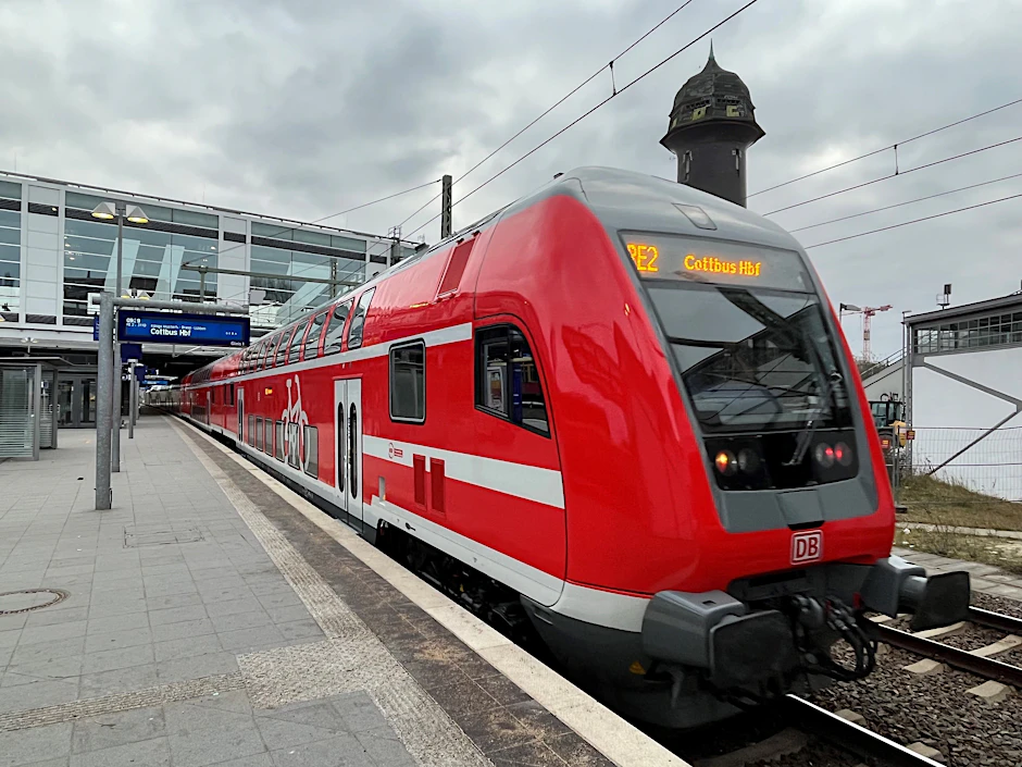 Ein Doppelstockzug der Deutschen Bahn nach Cottbus hält am Gleis 1 des Bahnhofs Ostkreuz. DB Regio hat die Linie RE2 zum 11. Dezember von der Ostdeutschen Eisenbahn (Odeg) übernommen.
