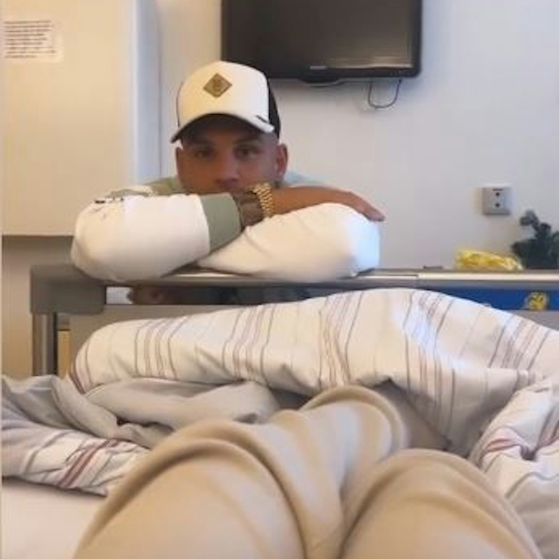 Pietro Lombardi am Bett seiner Freundin Laura.