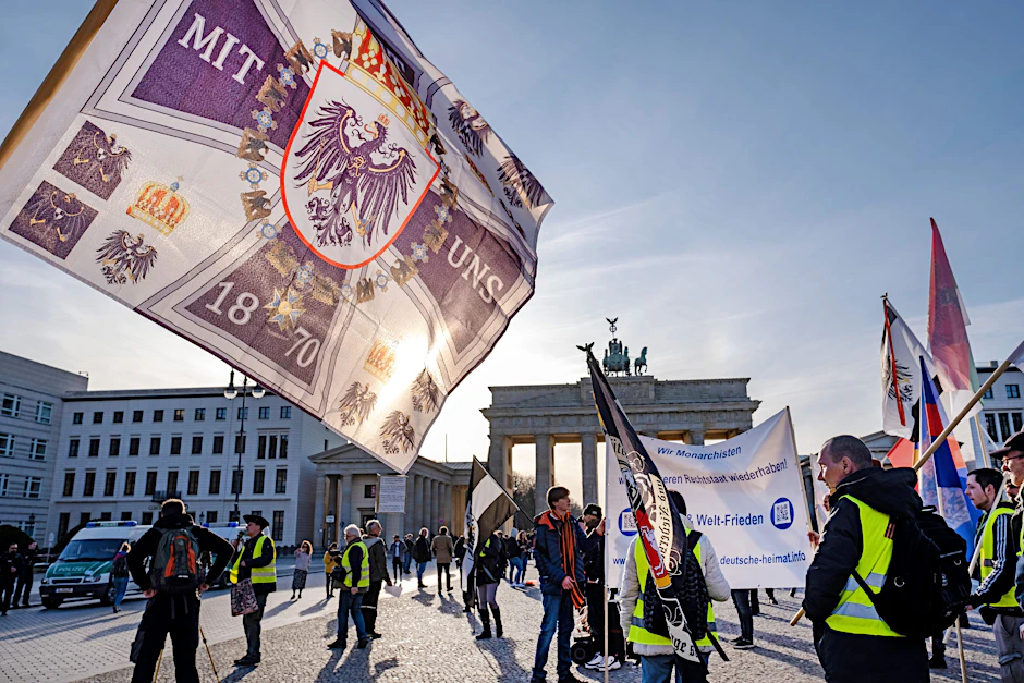 Kundgebung von Reichsbürgern mit Flaggen und Banner auf dem Pariser Platz in Berlin (Foto vom 14.3.2020).