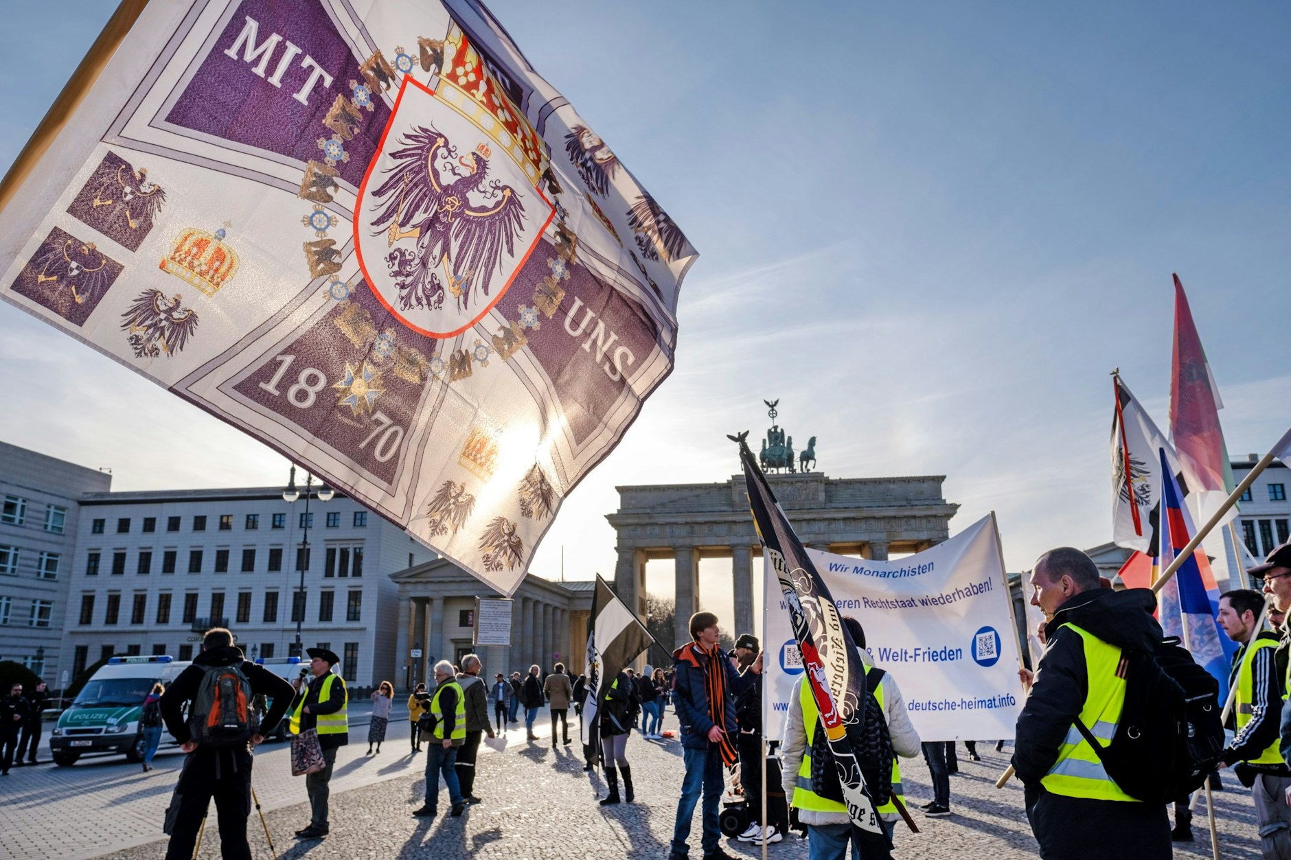 Kundgebung von Reichsbürgern mit Flaggen und Banner auf dem Pariser Platz in Berlin (Foto vom 14.3.2020).