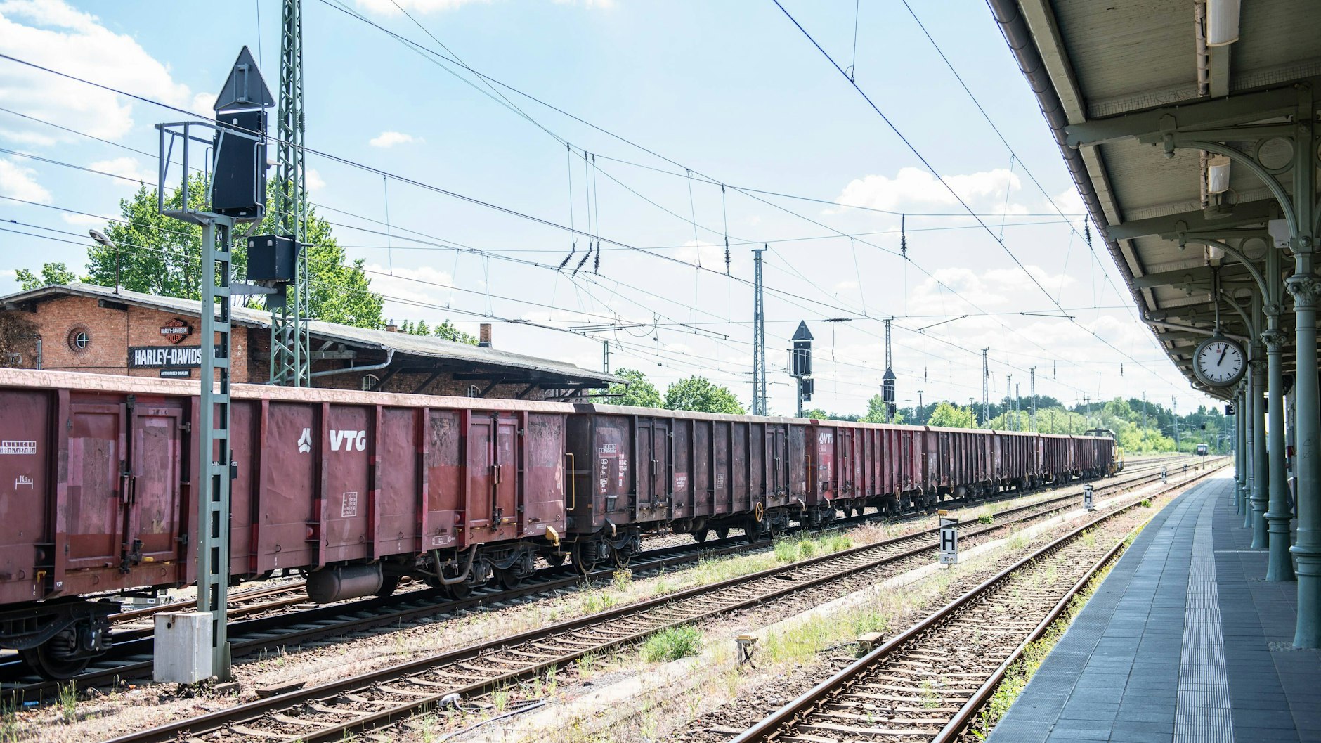 Vor so einen einfahrenden Güterzug stellte sich der 13-Jährige auf die Gleise.