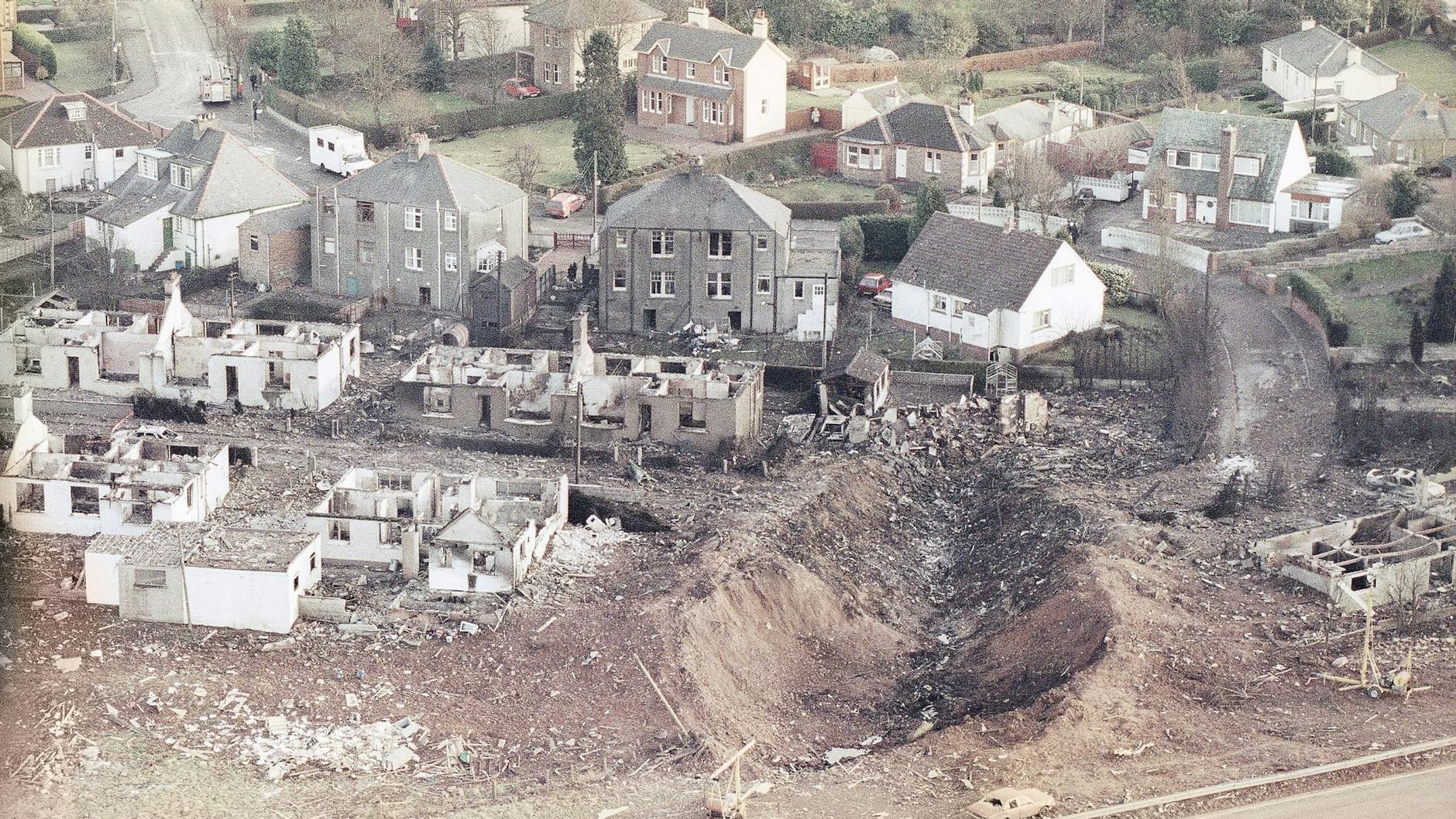 Zerstörte Häuser, eine tiefe Grube: Teile der Maschine schlugen in Lockerbie ein, töteten dort elf Menschen.