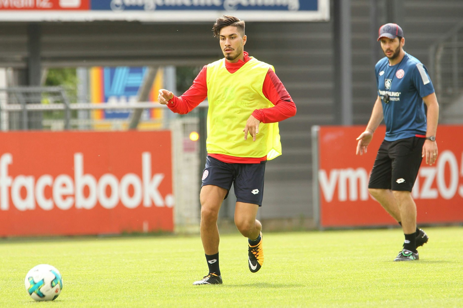 Ein Bild aus dem Jahr 2017: Suat Serdar und Hertha-Trainer Sandro Schwarz arbeiteten bereits erfolgreich in Mainz zusammen. 