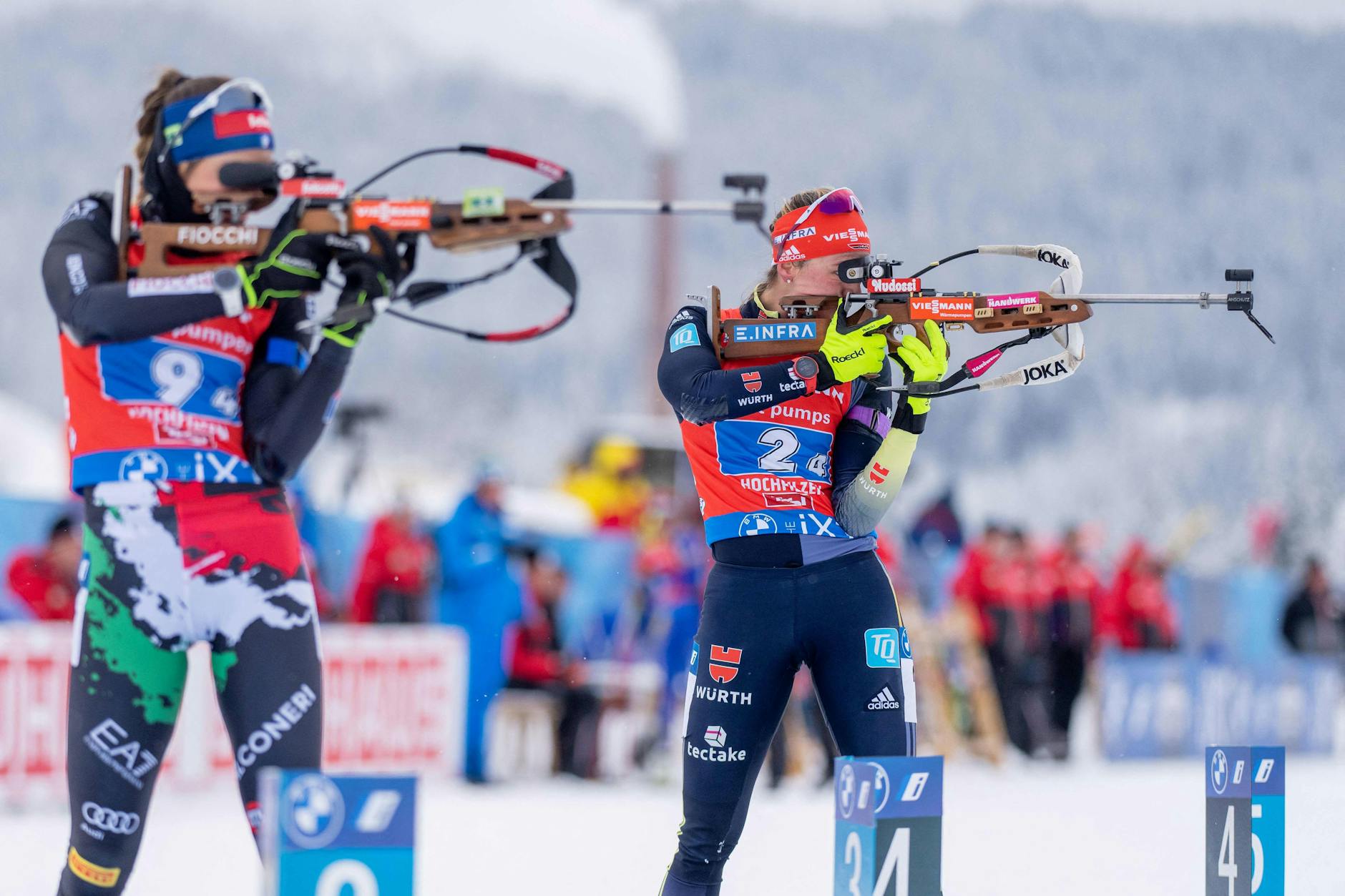 Das entscheidende Duell am Schießstand ging bei der Staffel der Frauen an Lisa Vittozzi (l.). Denise Herrmann-Wick (r.) leistete sich drei Nachlader und verpasste mit dem deutschen Team das Podest.