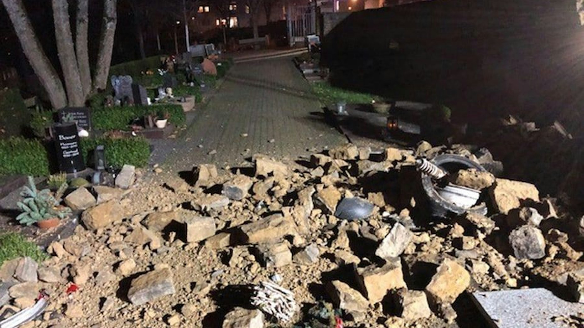 Ein Autofahrer war in Bitburg in eine Friedhofsmauer gerast, diese stürzte sein und beschädigte mehrere Gräber.