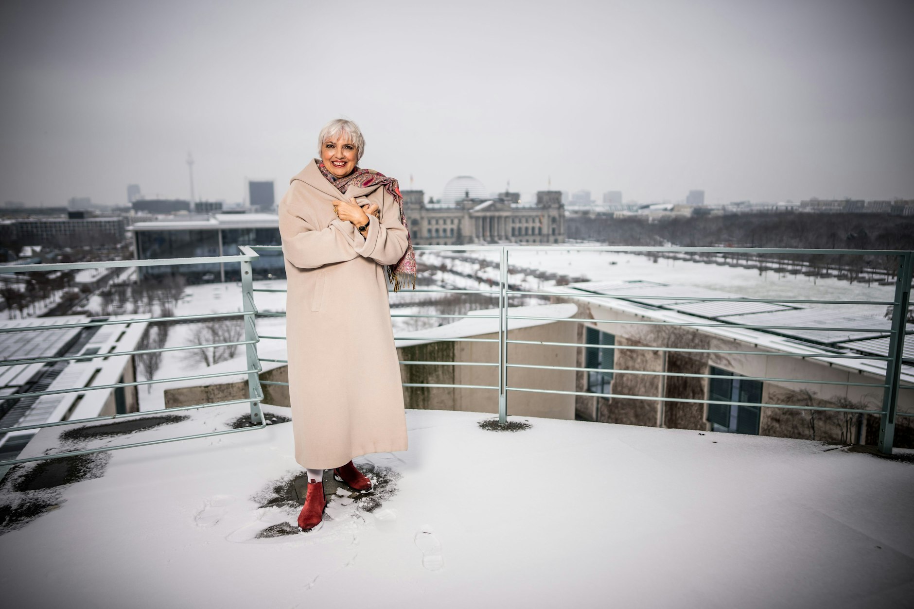 Frostige Zeiten für Kulturpolitik. Kulturstaatsministerin Claudia Roth auf der Terrasse ihres Büros im Kanzleramt.