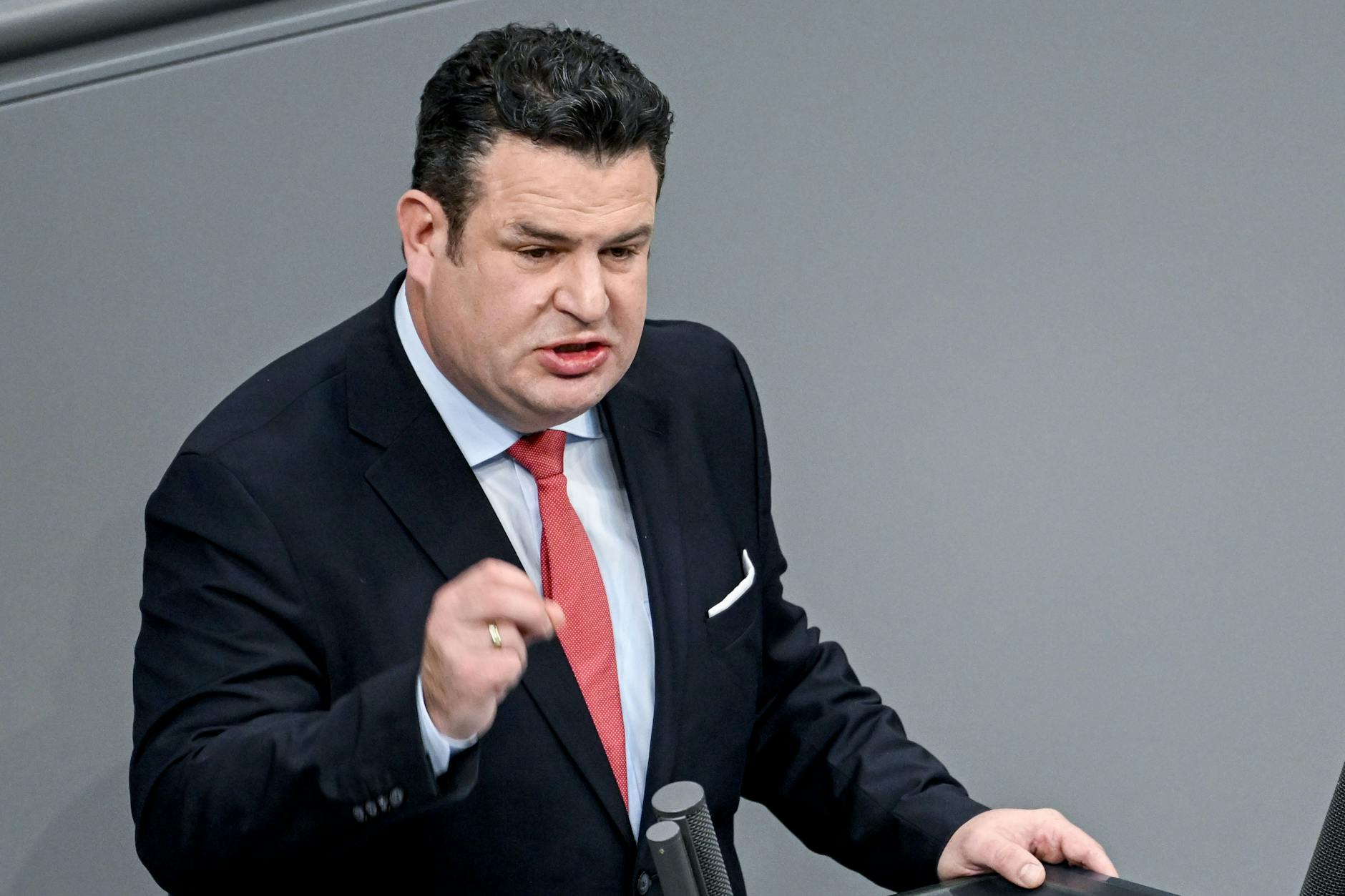 Hubertus Heil (SPD), Bundesminister für Arbeit und Soziales, spricht im Bundestag.