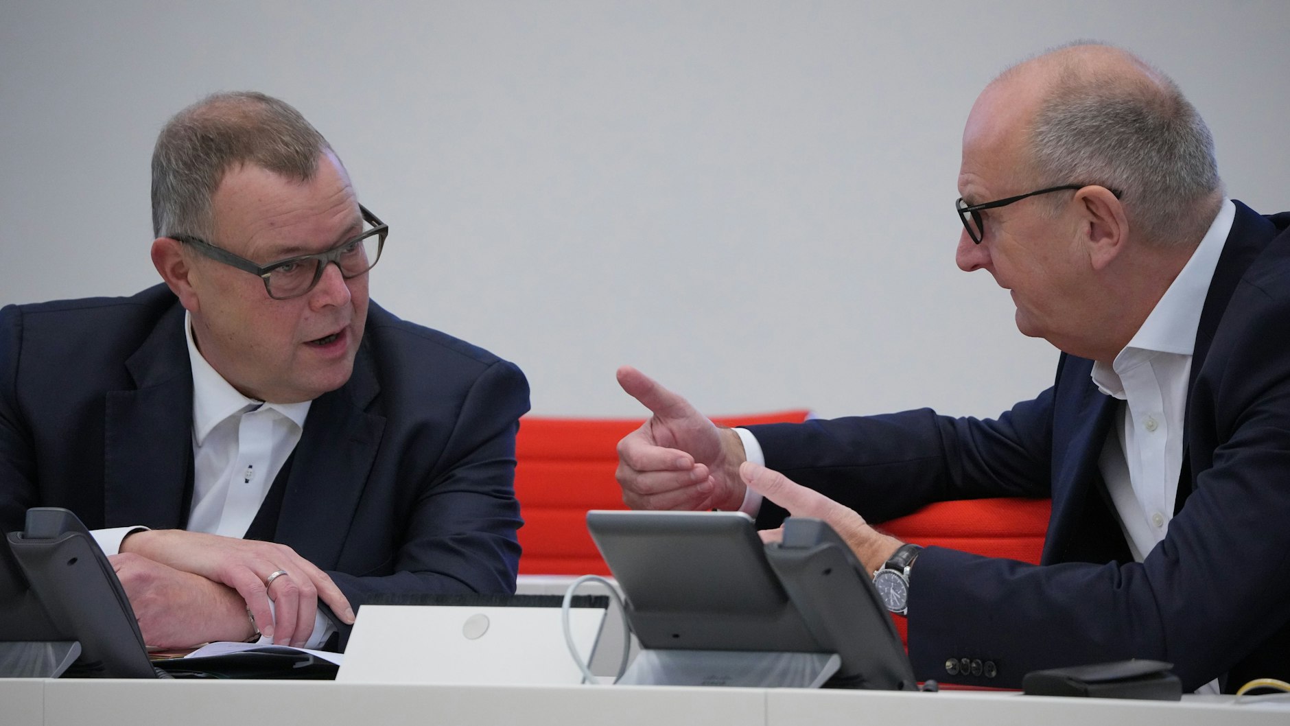 Brandenburgs Innenminister Michael Stübgen (CDU) im Gespräch mit Ministerpräsident Dietmar Woidke (SPD, r.).