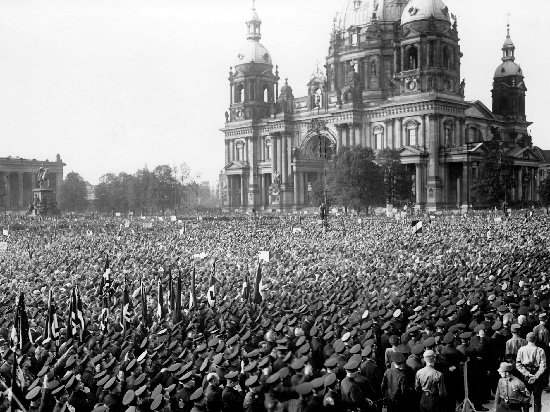 So viele begeisterte Nazis: Wenige Wochen nach der „Machtergreifung“ fand am 5. Mai 1933 im Berliner Lustgarten eine Großkundgebung der Nationalsozialisten statt. 200.000 Menschen feierten die Gleichschaltung der Gewerkschaften. Im Hintergrund der Dom.