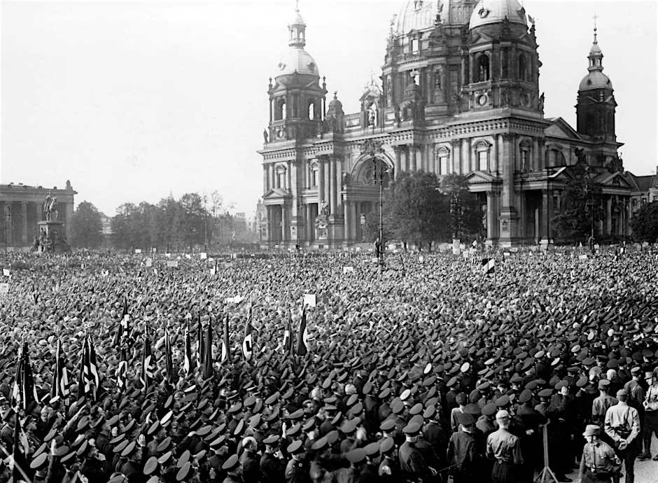 So viele begeisterte Nazis: Wenige Wochen nach der „Machtergreifung“ fand am 5. Mai 1933 im Berliner Lustgarten eine Großkundgebung der Nationalsozialisten statt. 200.000 Menschen feierten die Gleichschaltung der Gewerkschaften. Im Hintergrund der Dom.