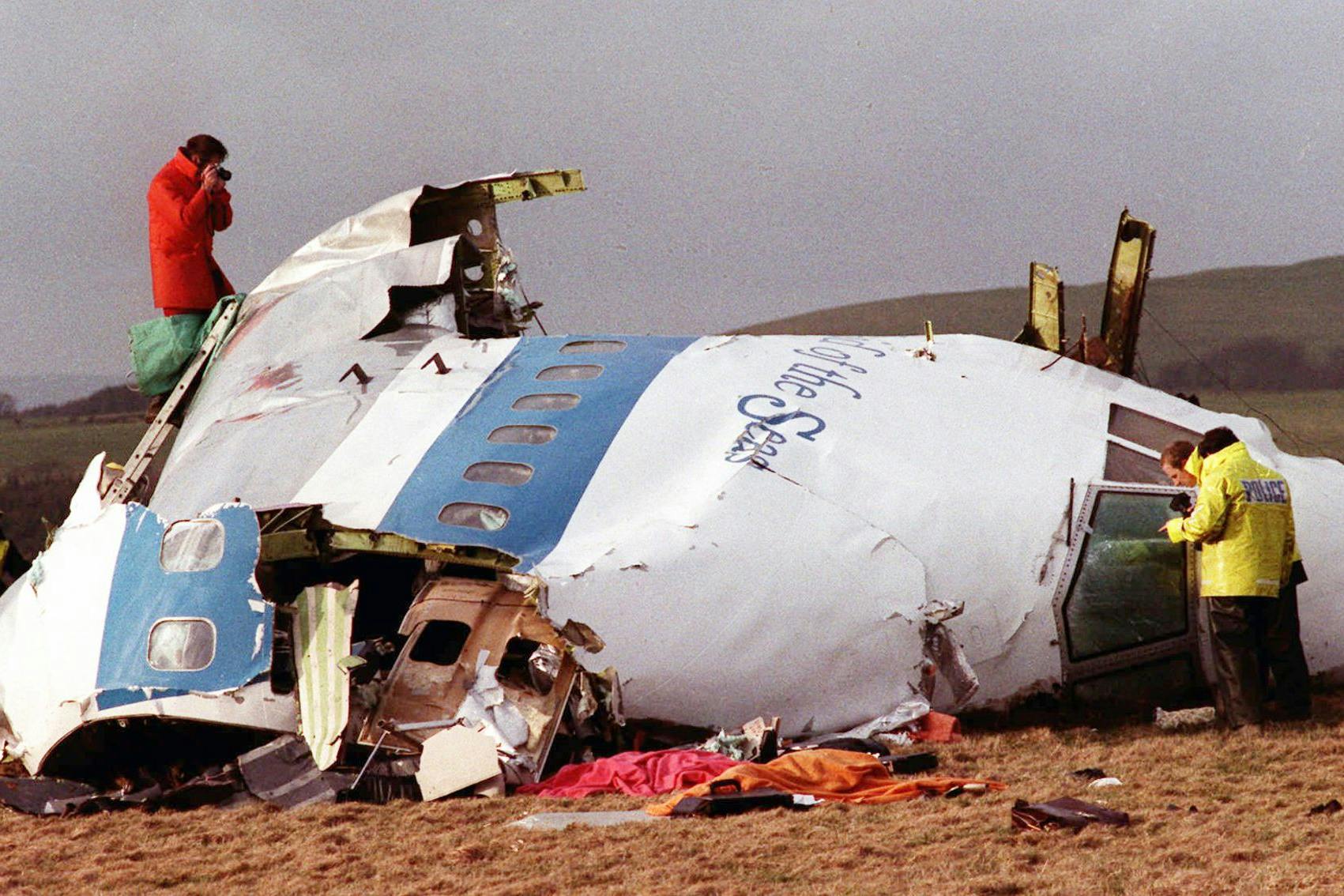 Dezember 1988 in Lockerbie: Ermittler untersuchen die Überreste des Flugdecks des abgestürzten Flugzeugs der amerikanischen Fluglinie Pan American. 