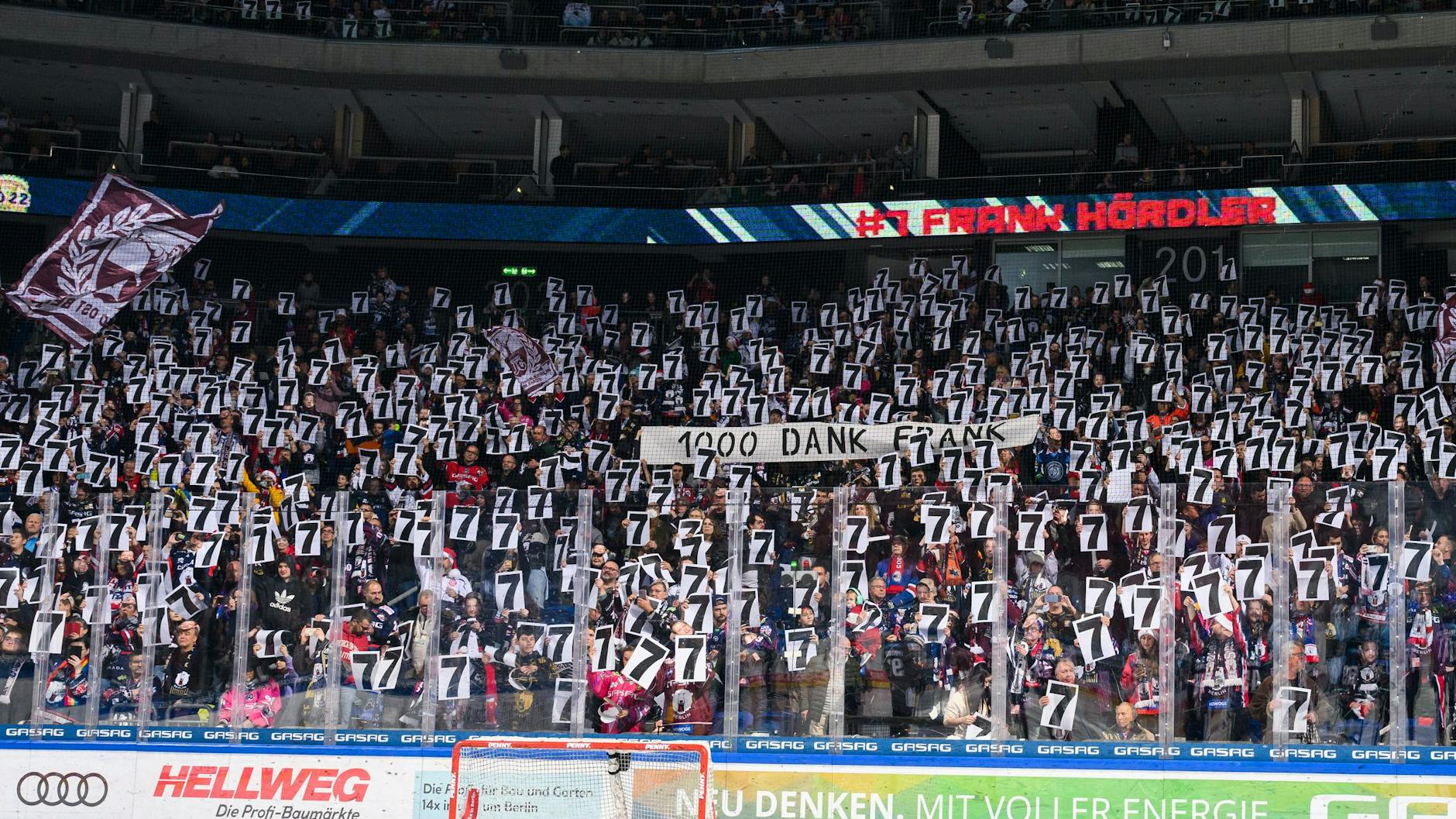 Sieben so weit das Auge reicht. Die Eisbären-Fans ehren Frank Hördler mit einer Choreografie, bei der die Trikot-Nummer des Kapitäns die Hauptrolle spielt. 