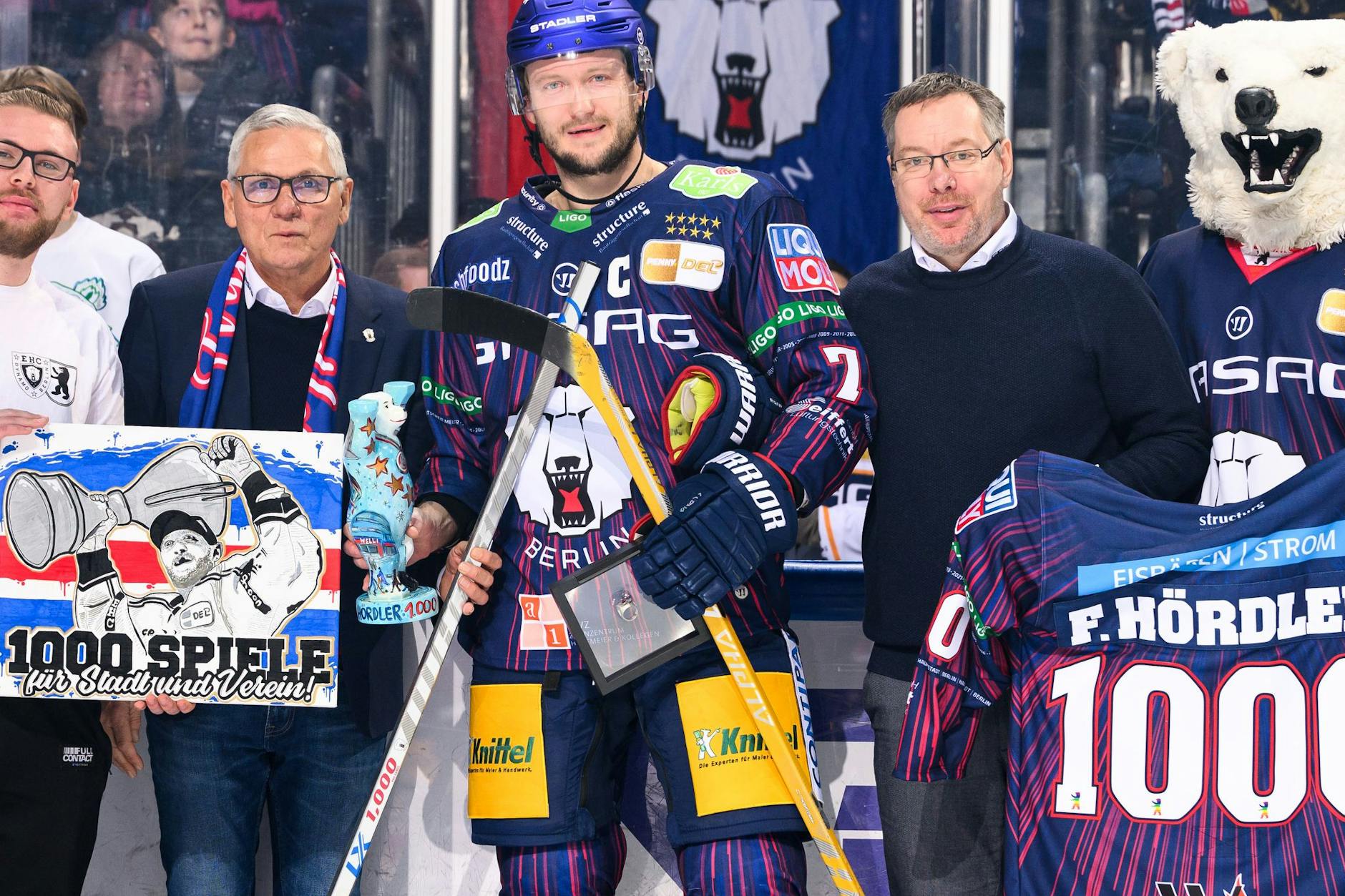 Frank Hördler vorm ersten Bully mit vielen tollen Geschenken: silberner Schläger, Sondertrikot, in der linken Hand unter Glas den 1000er-Ring und, und, und.