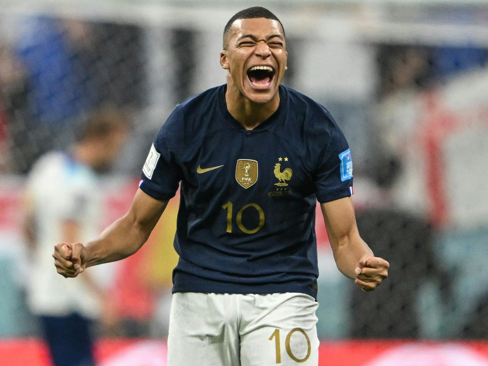 Kylian Mbappé lacht nach einem verschossenen Strafstoß von Englands Harry Kane.