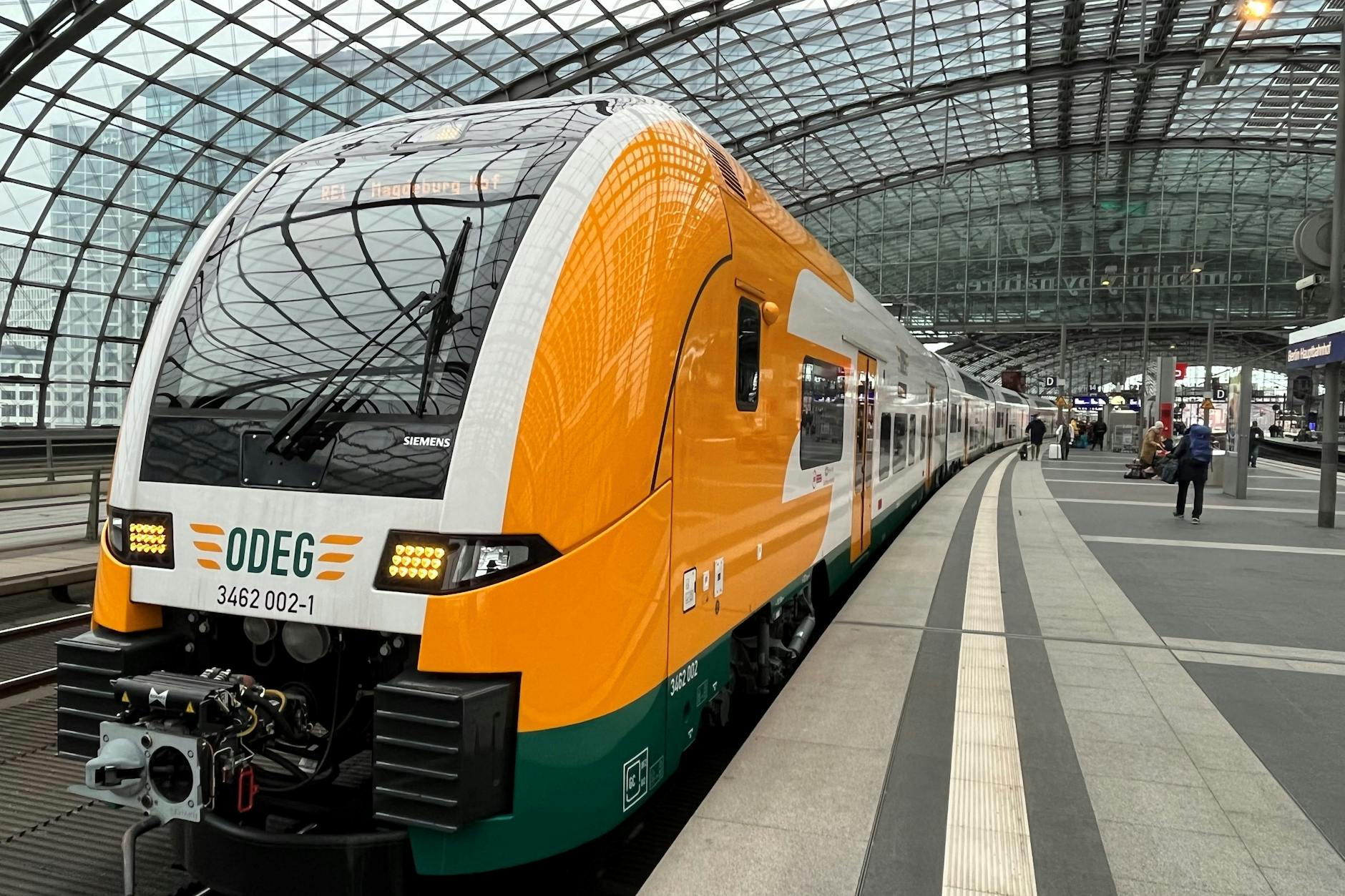 Ein neuer Doppelstockzug vom Typ Siemens Desiro HC der Odeg steht abfahrbereit im Berliner Hauptbahnhof. Bis zum 10. Dezember waren hier rote Doppelstockzüge der DB im Einsatz.