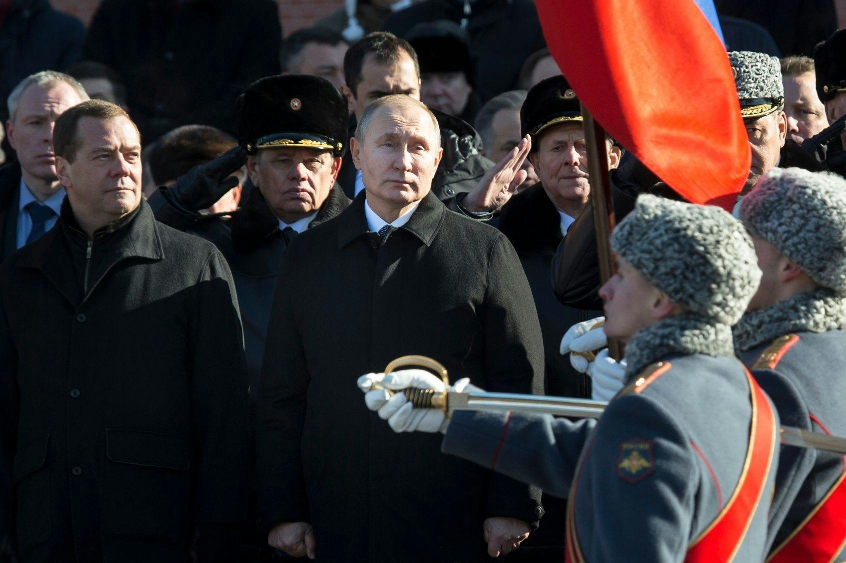 Der ehemalige Kremlchef Dmitri Medwedew (l), hier 2018 neben dem russischen Präsident Wladimir Putin.