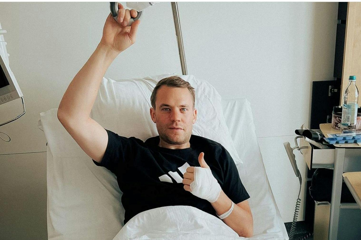 Eingegipst: Manuel Neuer meldete sich via Instagram direkt vom Krankenbett.